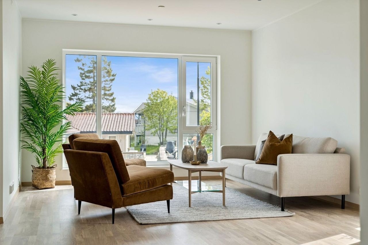 Stuen i leilighet 8 har store vinduer, men lite innsyn. Arkitekt har vektlagt privatliv og ønske om godt lysinnslipp på en balansert måte. Galleribilde