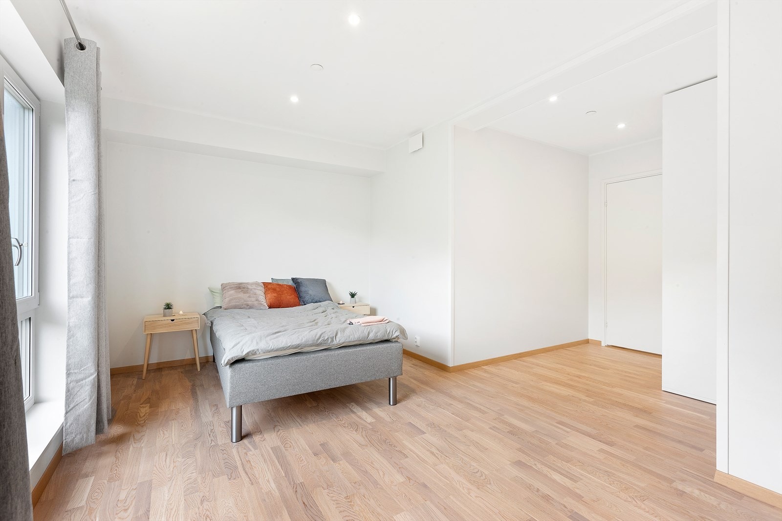 Soverom nr 1 på er stort med sitt areal på over 15m2. Det er spoter i tak og skyvedørsgarderobe. Galleribilde