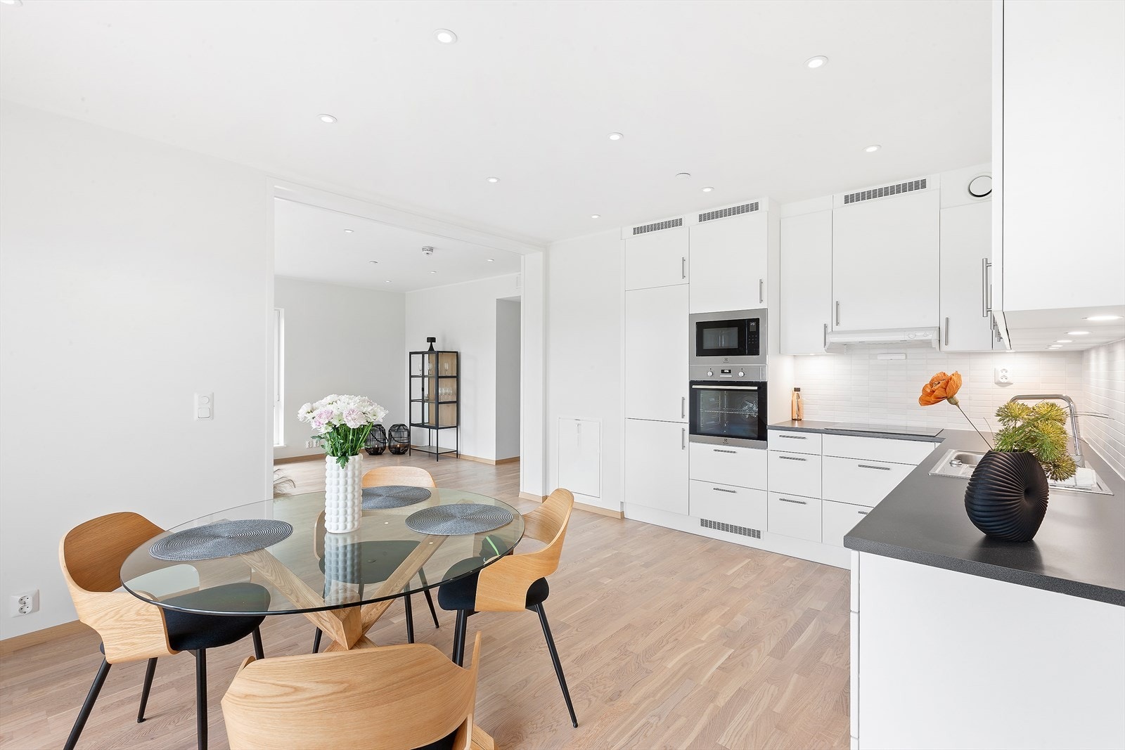 Sett i fra kjøkkenet har du god skjerming til stuen og rikelig plass til spisemøblement. Galleribilde