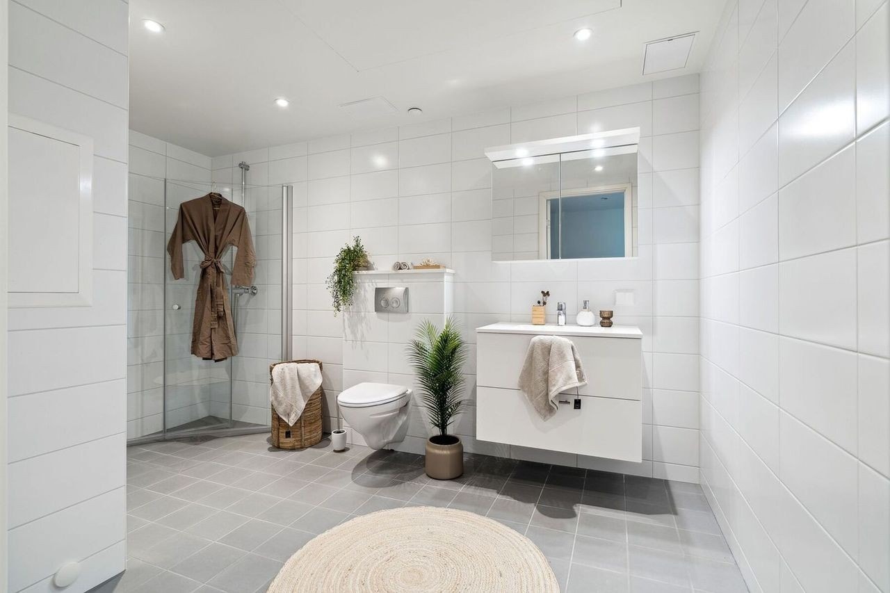 Badet ligger med adkomst fra gangen like i nærheten til hovedsoverommet. Galleribilde