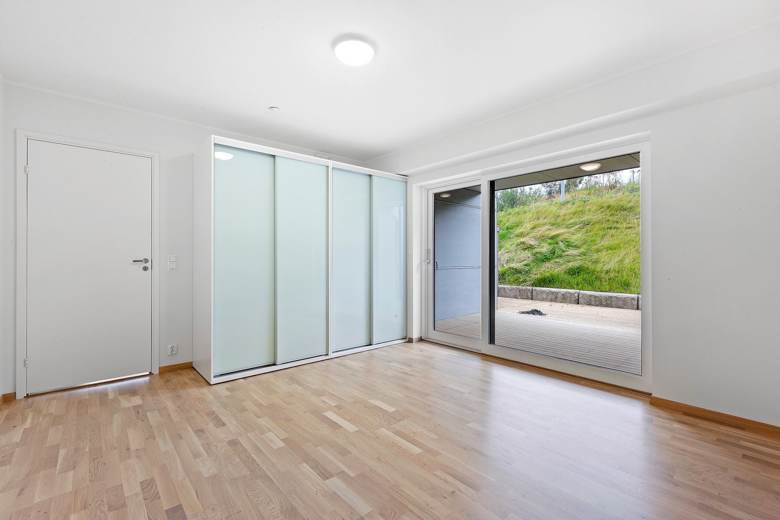 Masterbedroom på over 21m2 med utgang til privat terrasse uten innsyn. Galleribilde