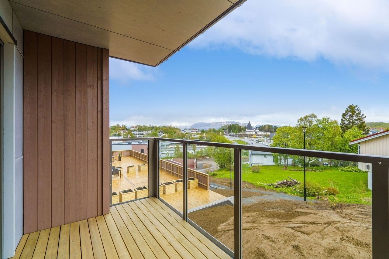 Balkong med fin utsikt sørover og mot fine utearealer Galleribilde