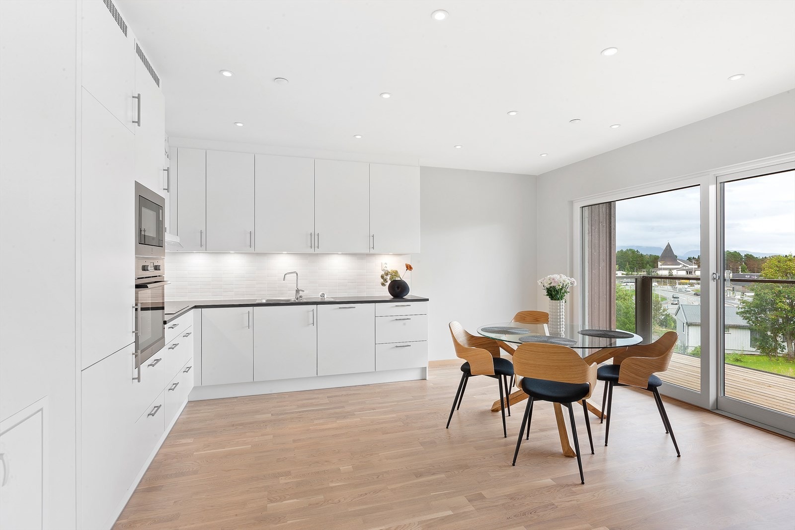 Leiligheten har en stor kjøkkeninnredning fra Drømmekjøkken med rikelig skap- og benkeplass. Du får hvitevarer integrert i innredningen. Galleribilde