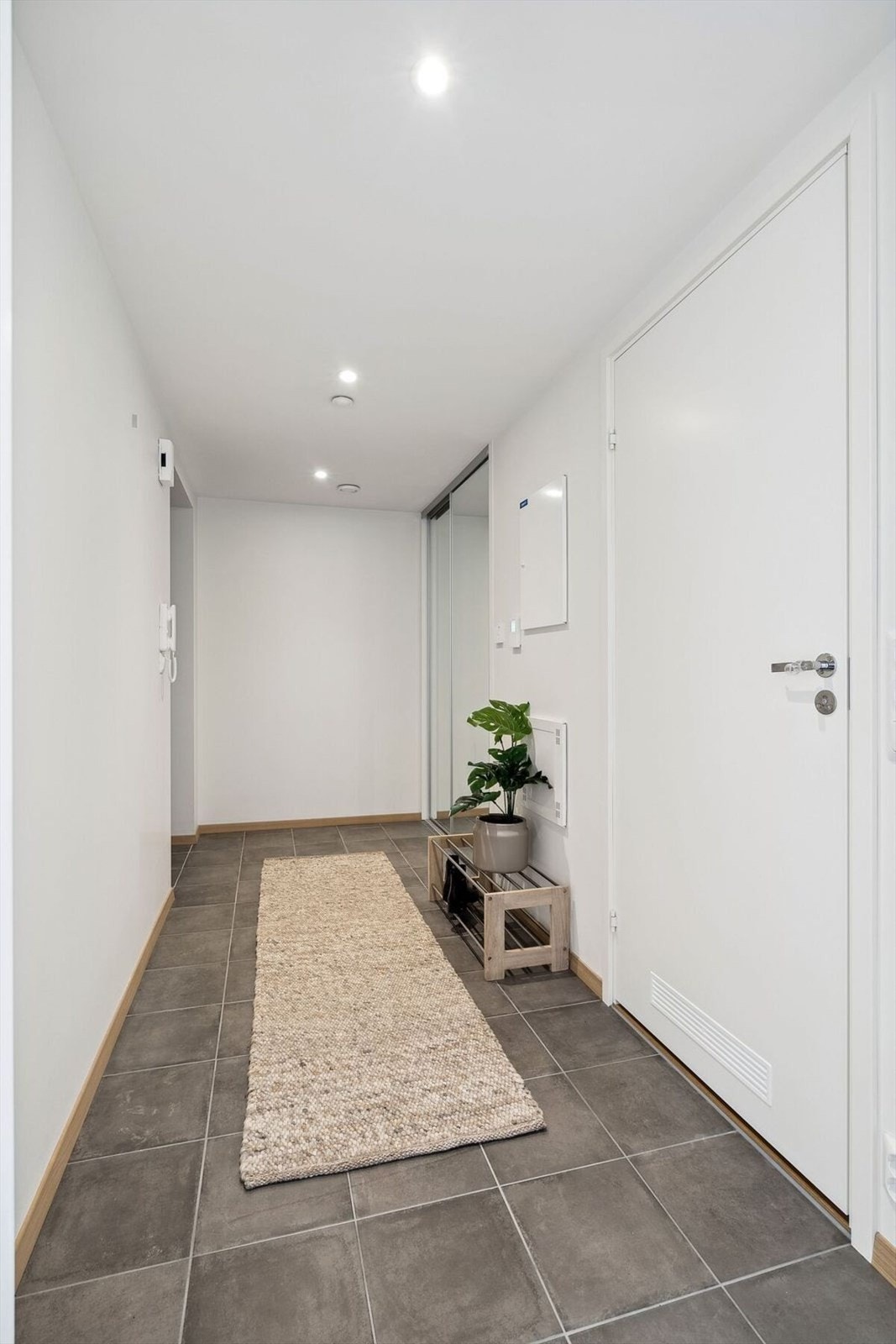 Gangen har spoter i tak, varmekabler i gulv og skyvedørsgarderobe. Du finner også tekniske skap i gangen. Galleribilde