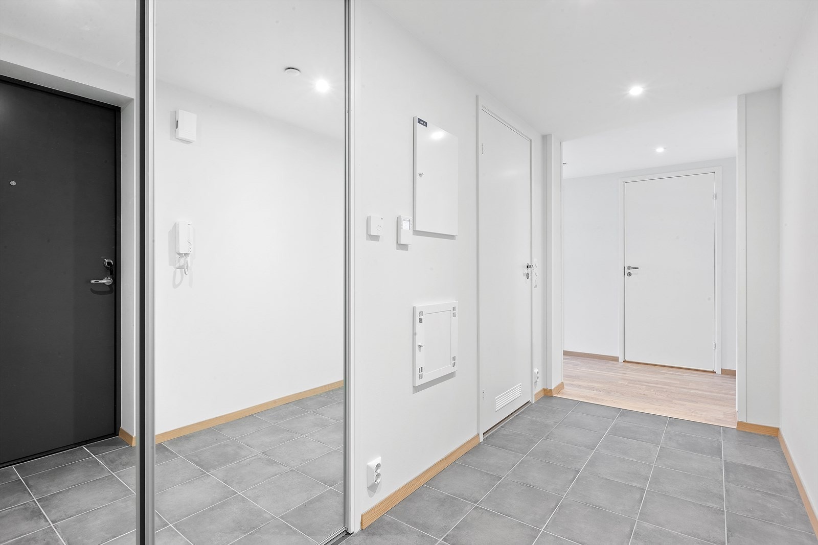 Velkommen inn i en romslig gang i leilighet 8. Galleribilde