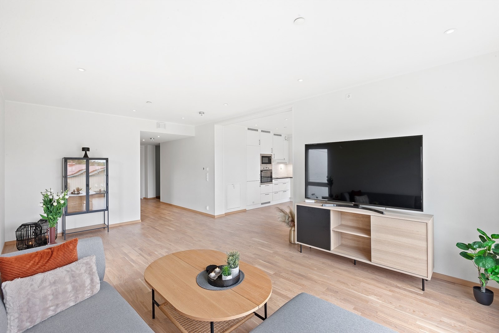 Stuens form gir god fleksibilitet og flere møblerings muligheter til å skape din egen hjemmekoselige atmosfære. Galleribilde