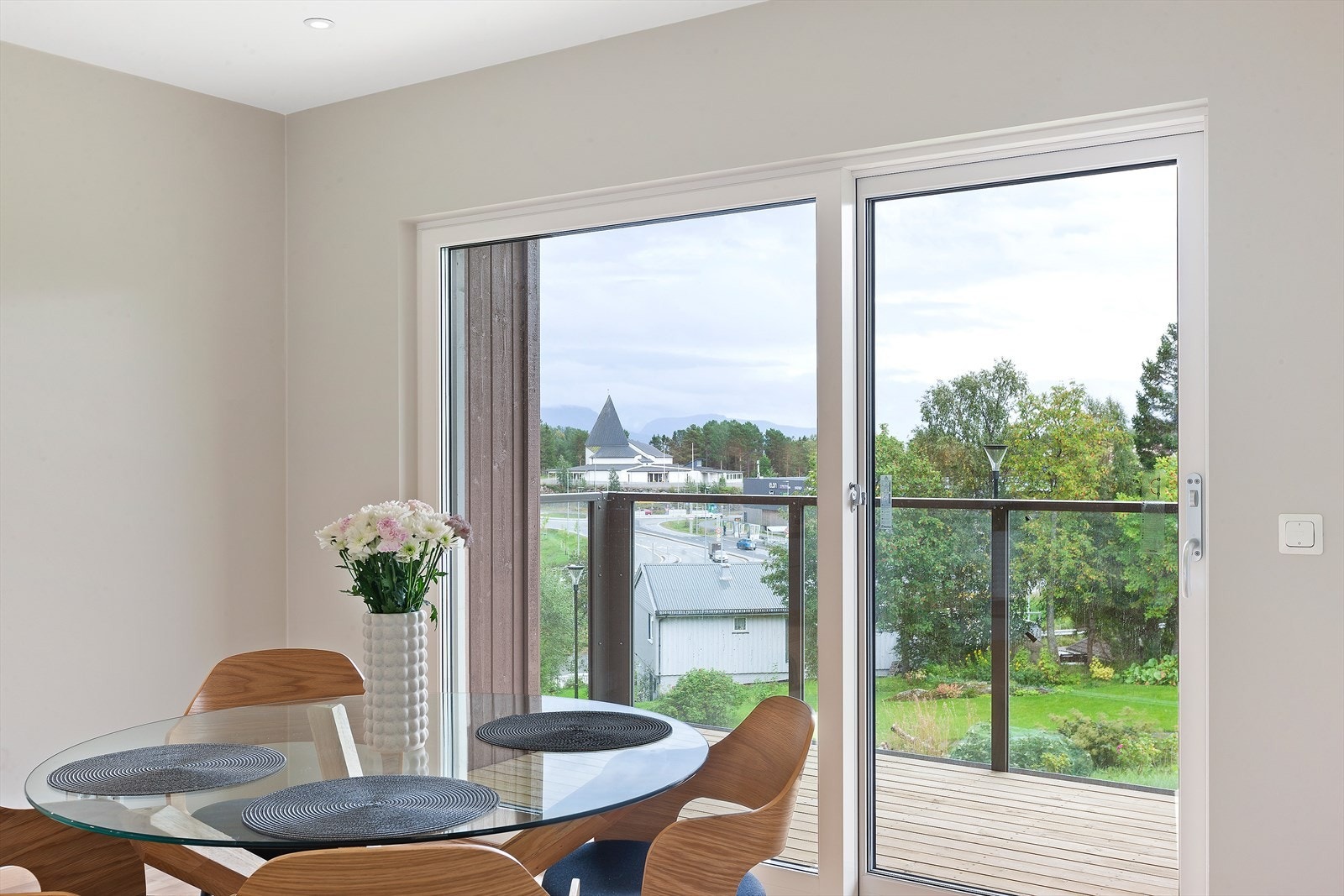 Fra spisebordet får du utgang til den ene balkongen med utsikt mot Kanebogen Kirke og fjellene på Rolløya. Galleribilde