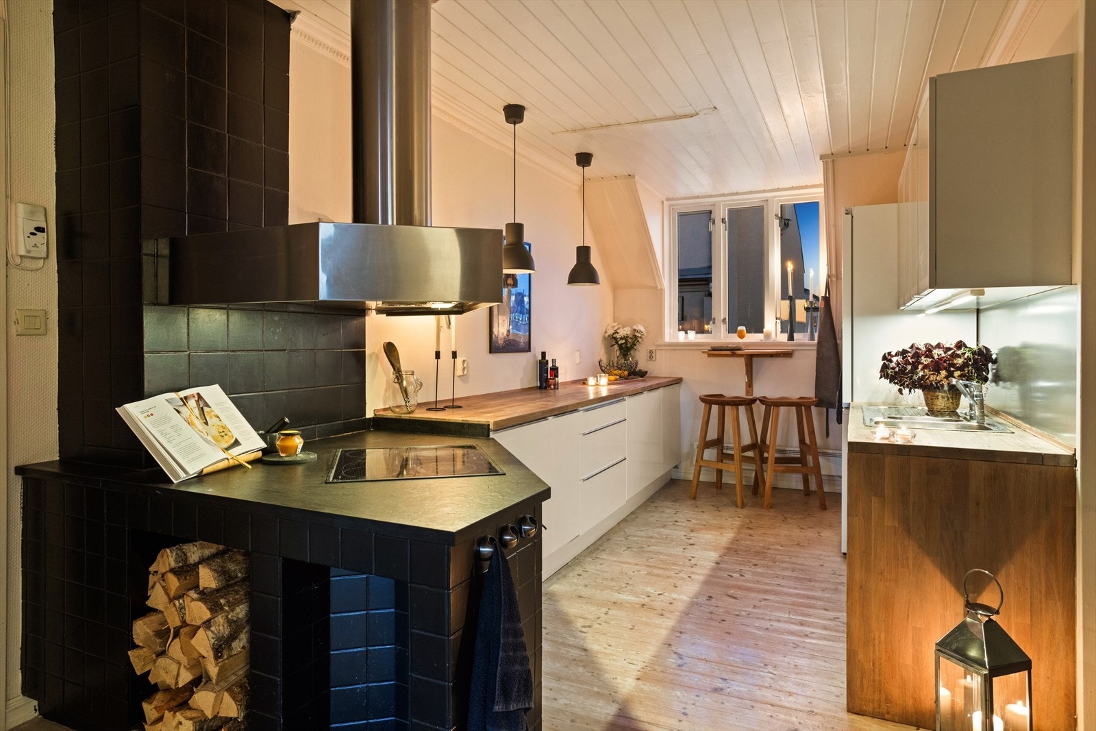 Kjøkkenet er ca 17 m² og har tregulv, og malt overflate og malt glassfiberstrie på vegger. Malt panel i himling. Galleribilde