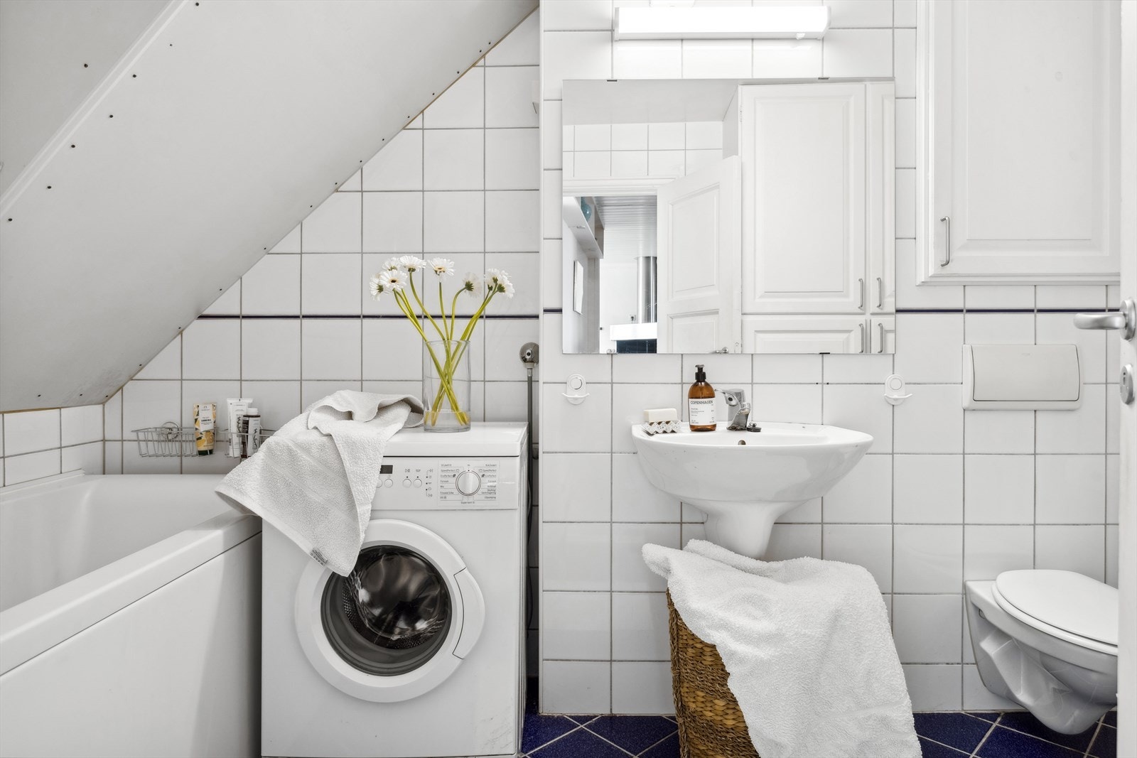 Baderommet er ca. 6 m² og har flis på gulv og flis på vegger. Malt overflate i himling. Gulvvarme. Galleribilde