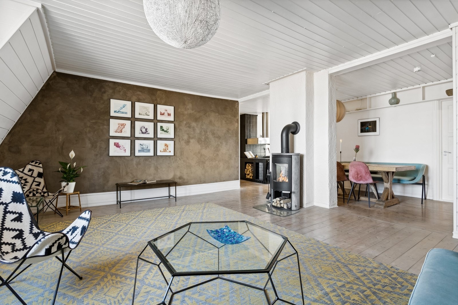 På stuen er det montert en flott, rentbrennede vedovn som gir god stemning og fin innetemperatur på kjølige høst- og vinterkvelder. Galleribilde