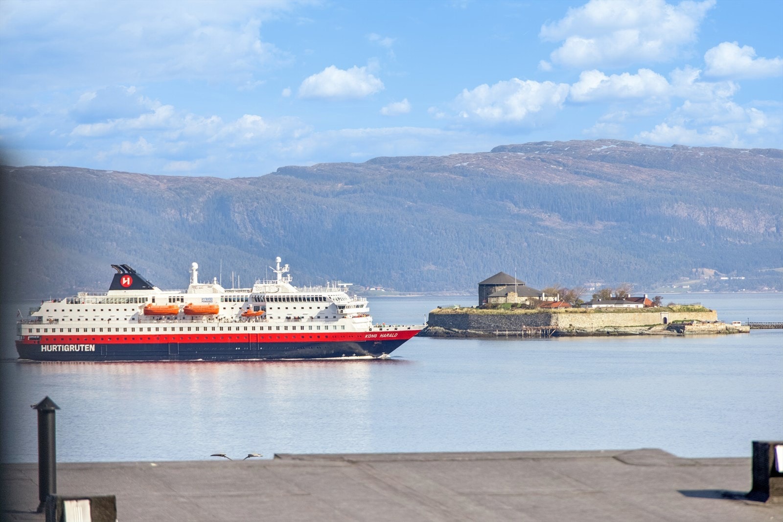 Hurtigruten har nesten uavbrutt passer Munkholmen som en knytepunkt mellom nord og sør i 130 år. Galleribilde