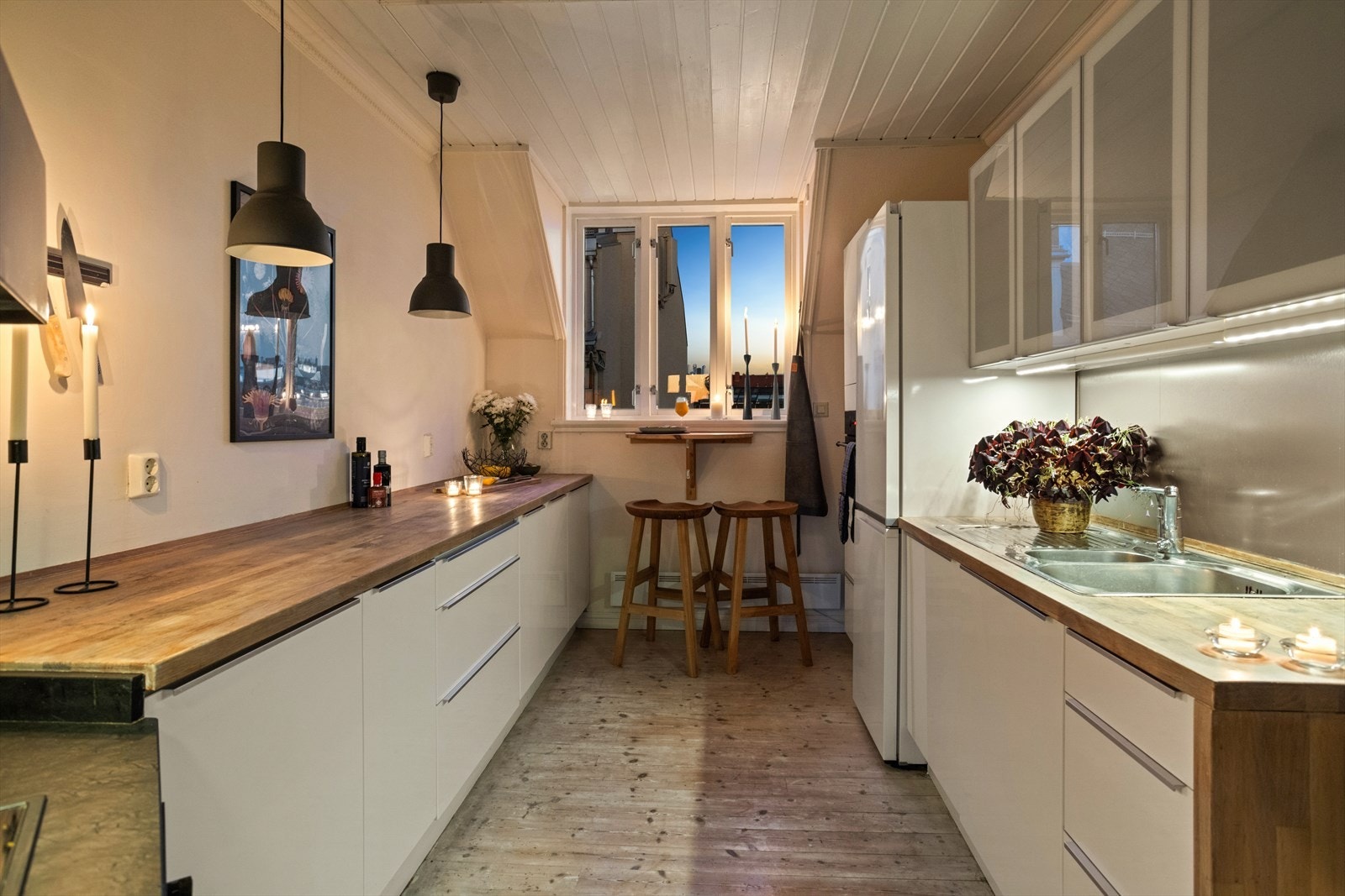 Kjøkkenet har rikelig med skap- og benkeplass. Galleribilde