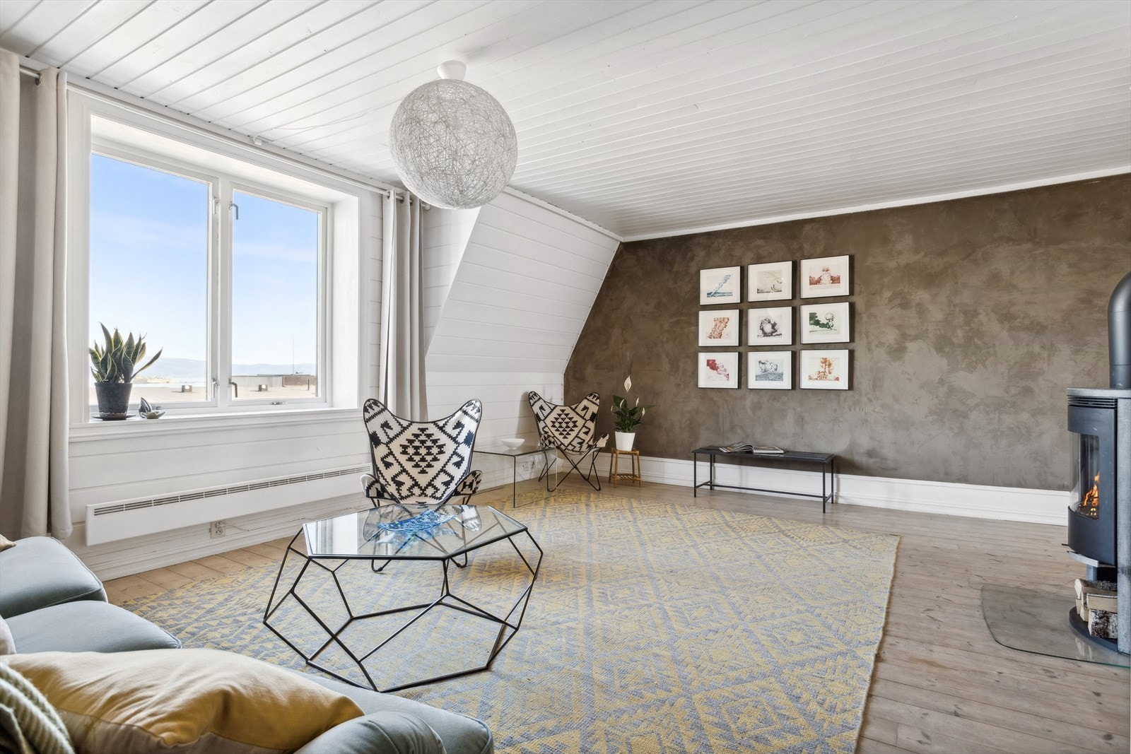 Stuen er ca 29 m² og har tregulv, og malt overflate og malt panel på vegger. Malt panel i himling. Galleribilde