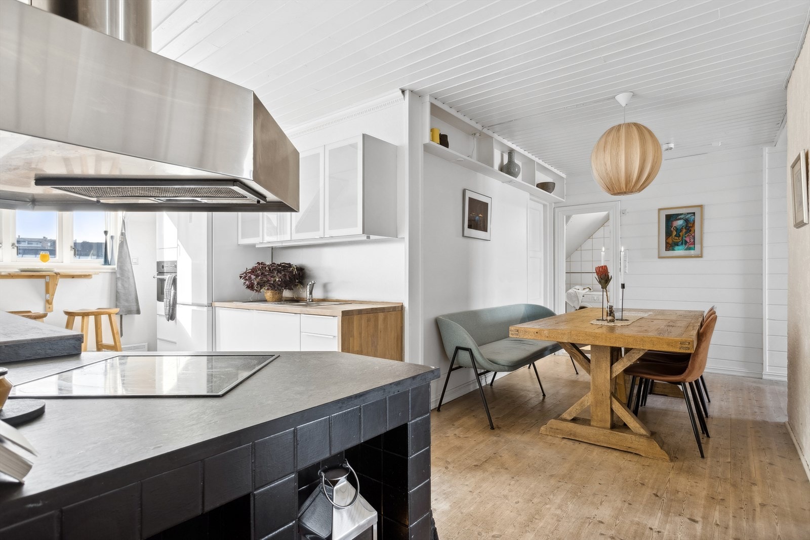 Spisebordet finner sin naturlige plassering ved kjøkkensonen. Galleribilde