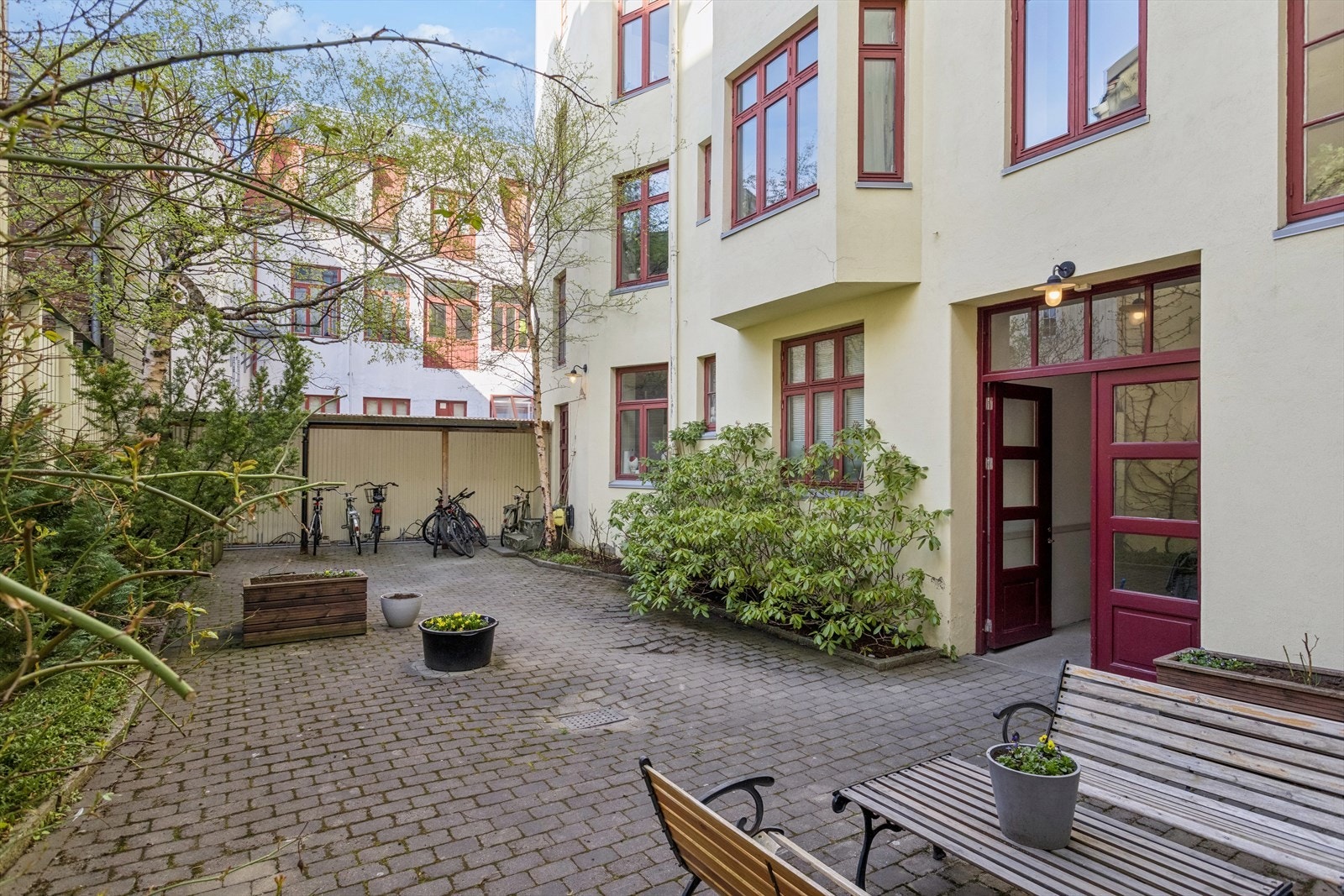 Sameiet har en flott steinbelagt og pent opparbeidet bakgård med sittegruppe, div beplantning og P-plass til sykler. Galleribilde