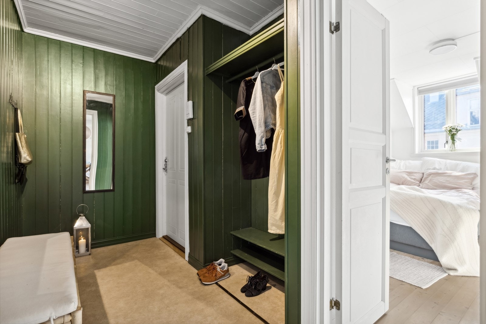 Entréen er ca 6,5 m² og har belegg på gulv og malt panel på vegger. Malt panel i himling. God plass til å henge ytterbekledning.
Velkommen inn! Galleribilde