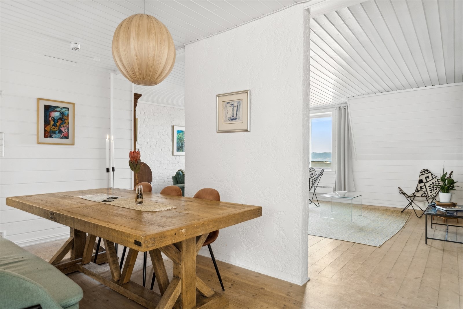 Spisestue og stue. Galleribilde