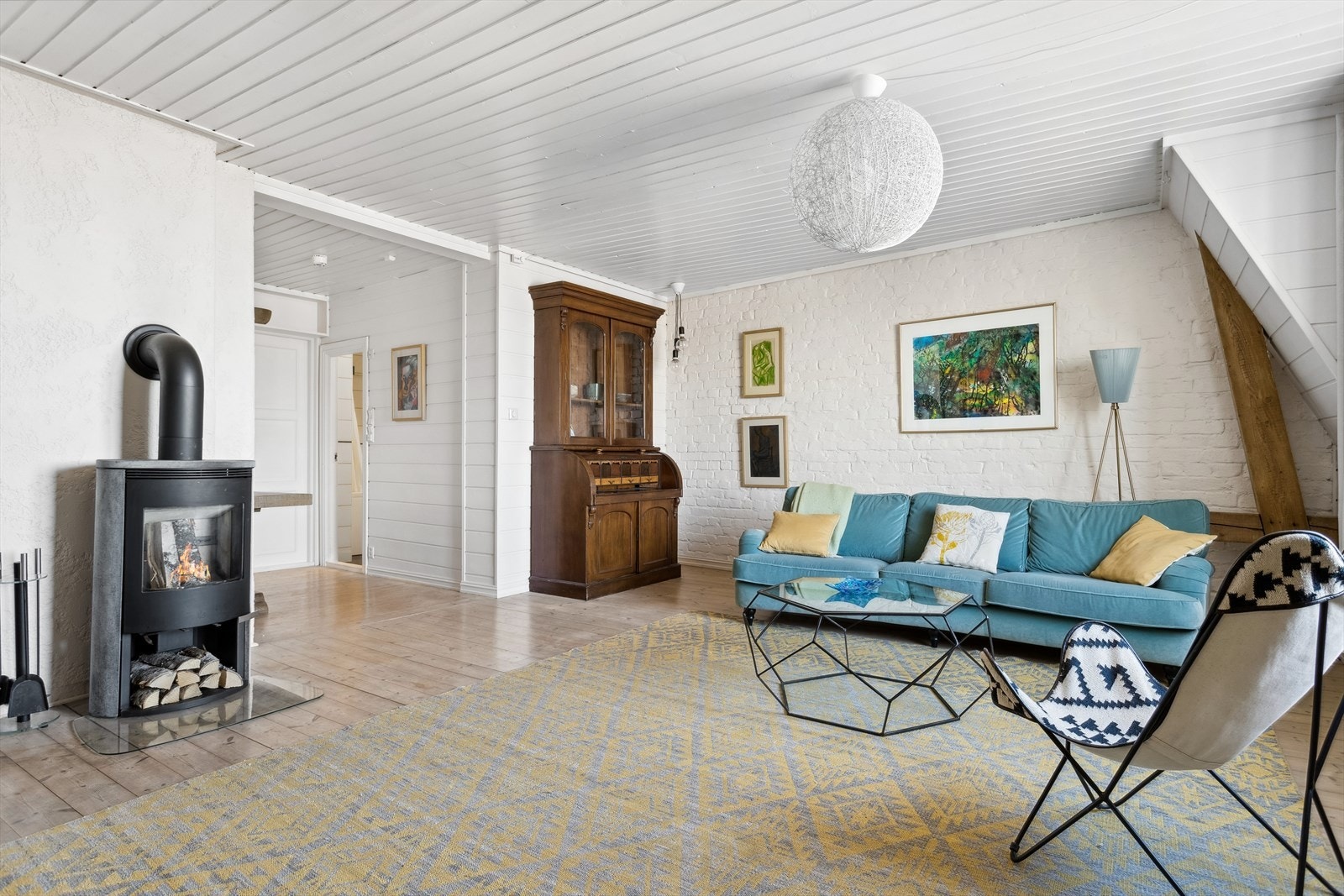 Stuens gode utforming og de tidløse fargevalgene på vegger legger et godt grunnlag for å innrede rommet etter eget ønske. Galleribilde