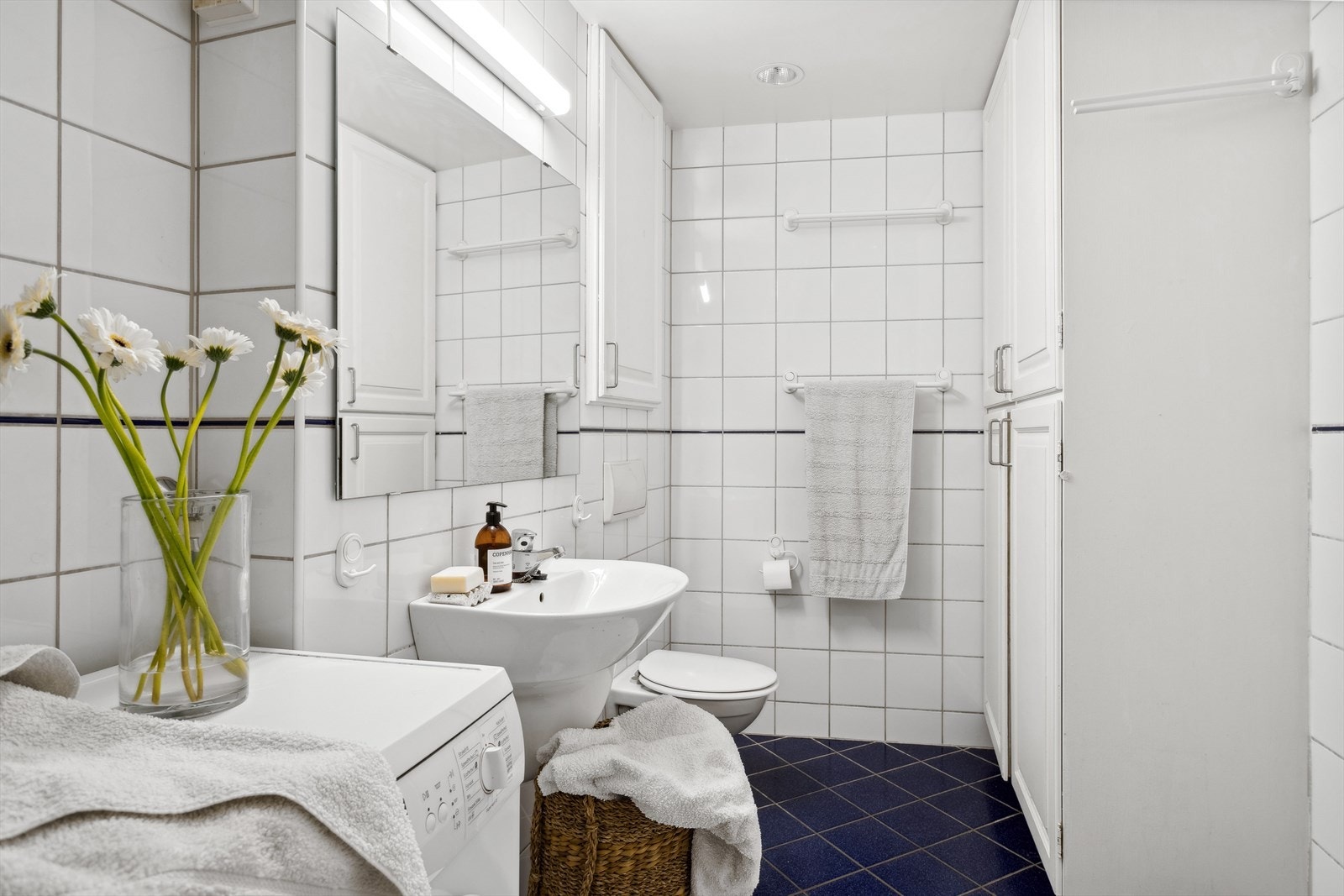 Badet er utstyrt med servant, mekanisk avtrekk, opplegg for vaskemaskin, veggmontert wc og badekar. En oppgradering av badet må påregnes på sikt for å tilfredsstille krav til våtrom. Galleribilde