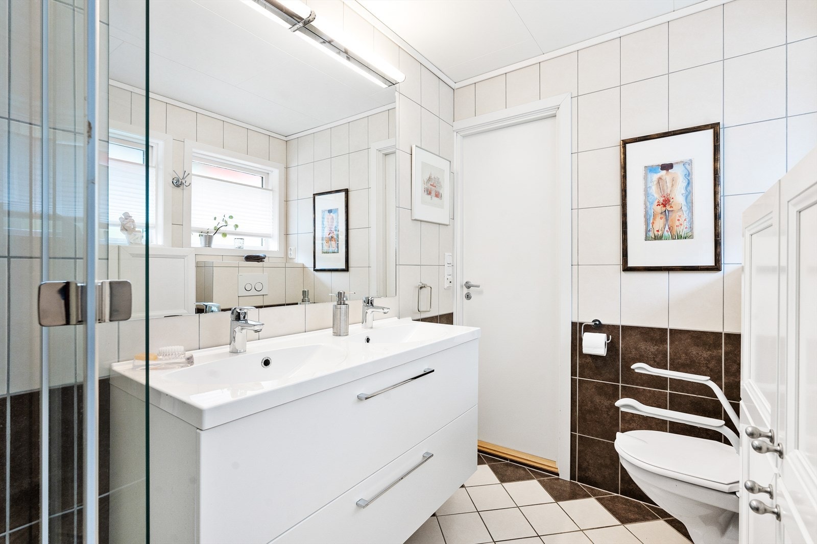 Flott og romslig baderom med fliser på gulv og vegger. Galleribilde