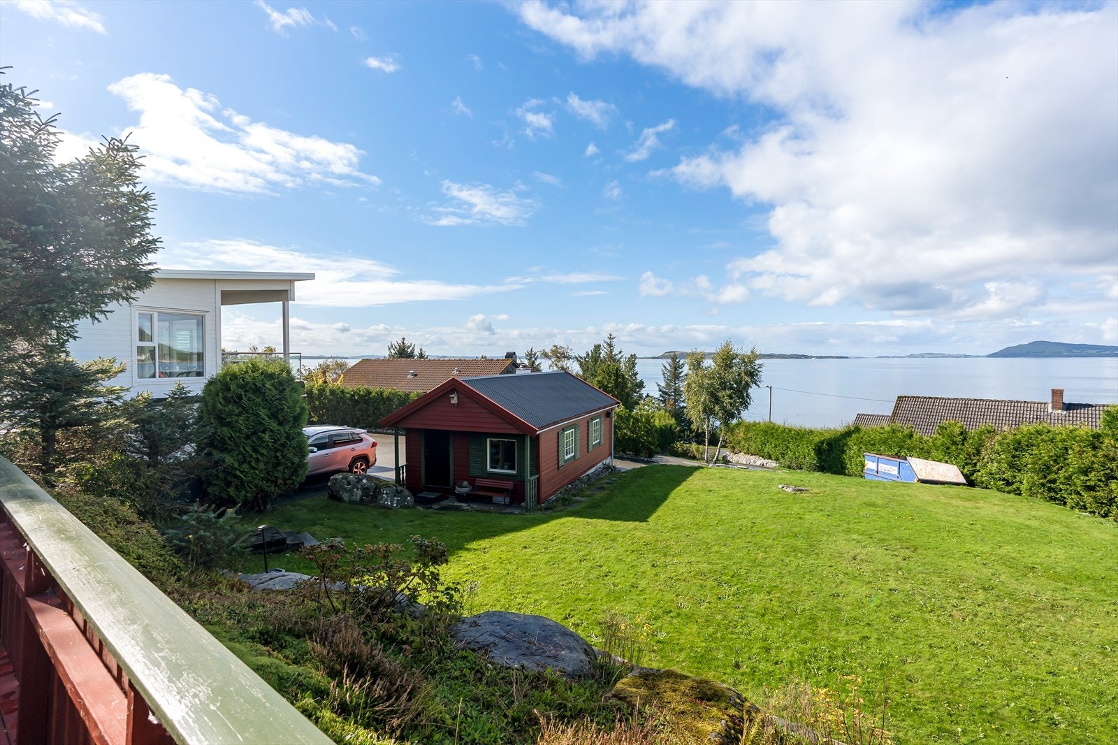 Eiendommen har en romslig tomt på 1,2 mål hvor det er regulert en ekstra boligtomt i nedre del av hagen. Her er alt tilrettelagt med vei, vann og avløp som ligger frem til tomt (mot vederlag) med gode muligheter for fradeling. Galleribilde