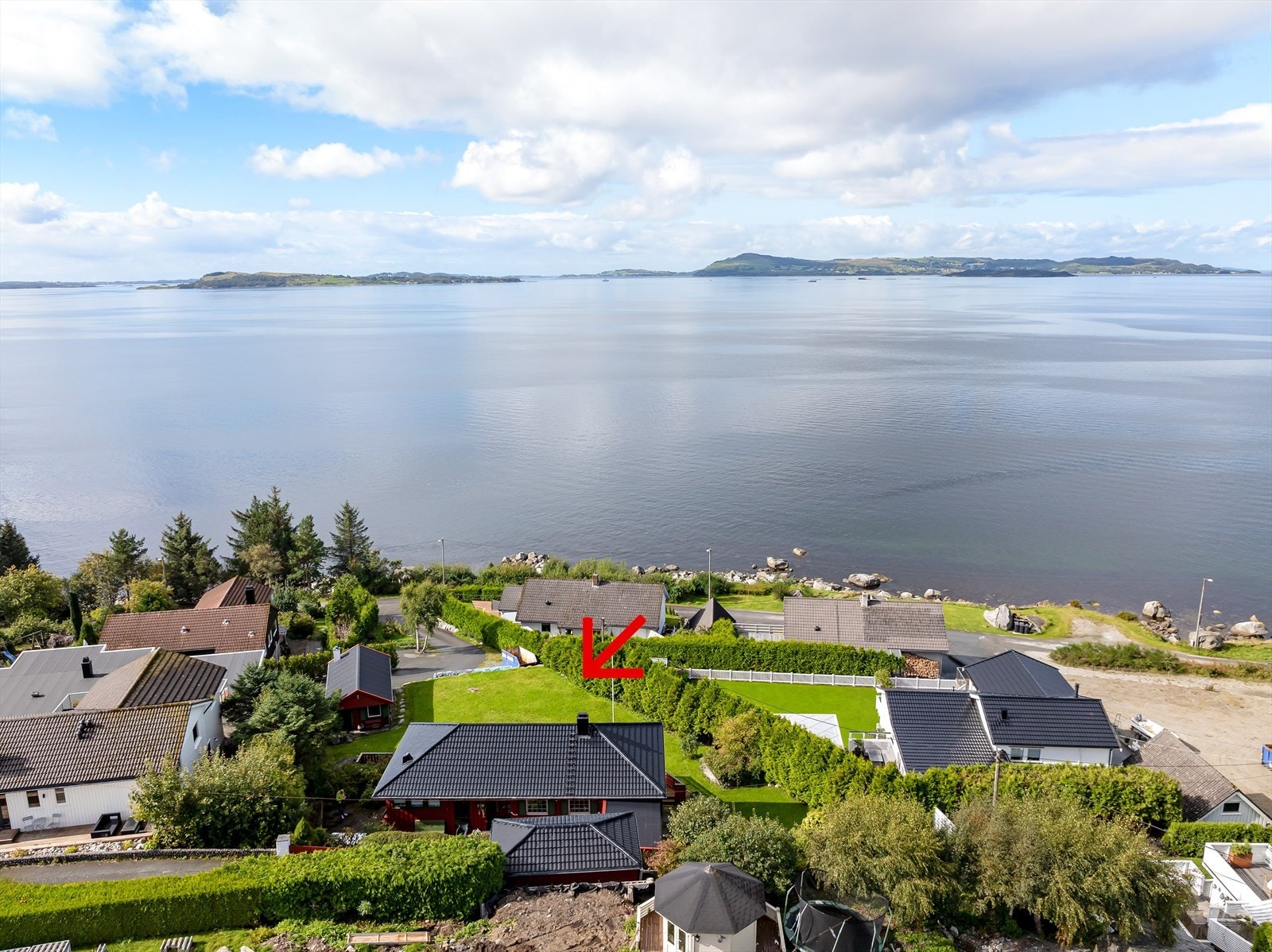 Eiendommen har en nydelig beliggenhet i et populært boligområde på Håbakk på Tau, med flott utsikt og meget gode solforhold fra tidlig morgen til sent på kveld. Galleribilde