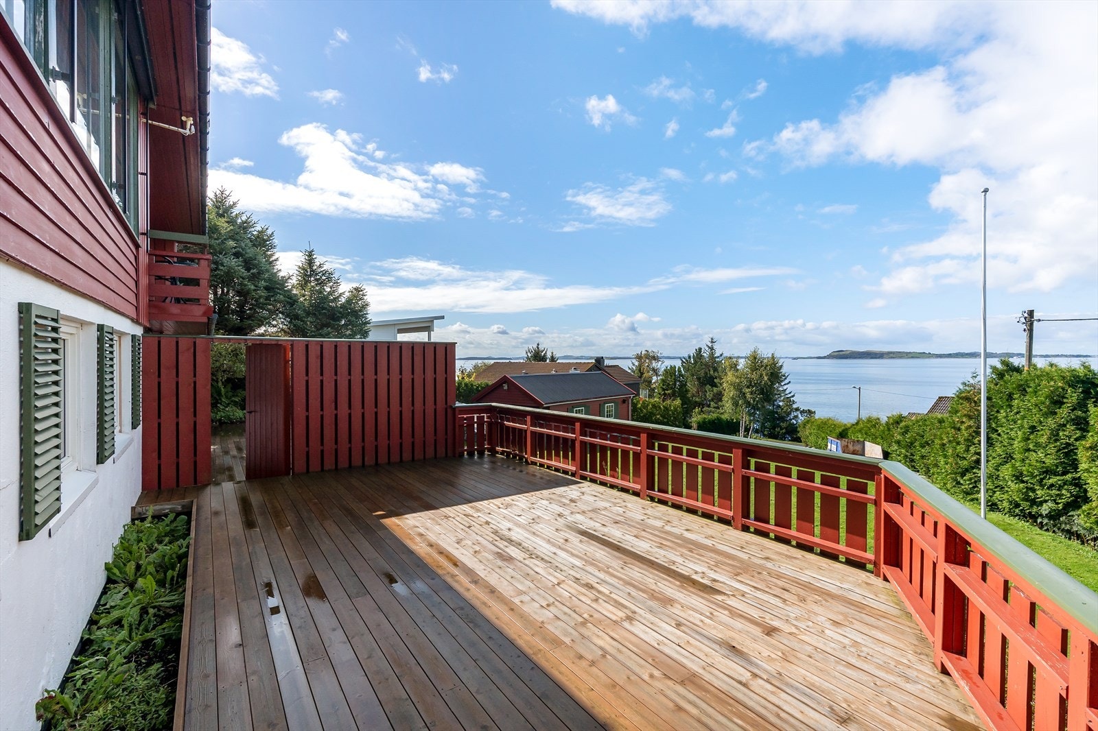 På terrassen og hagen er det god plass til grill og flere sittegrupper som lounge og spiseplass. I nedre del av hagen har man et stort uthus med gode lagringsmuligheter. Galleribilde