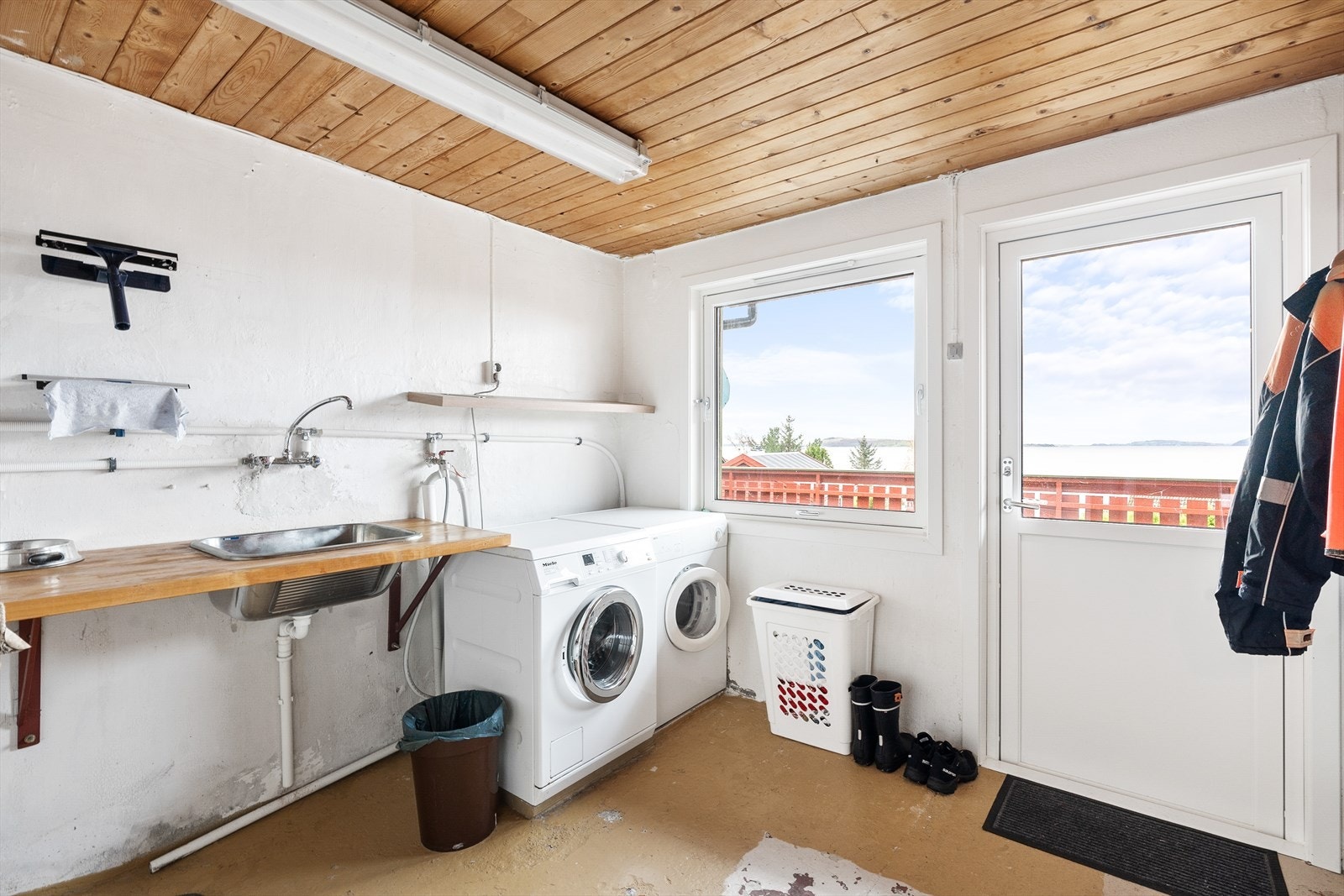 Praktisk vaskerom med direkte utgang til terrasse og uteområde. Våtrommet har behov for oppgradering, se vedlagt tilstandsrapport. Galleribilde