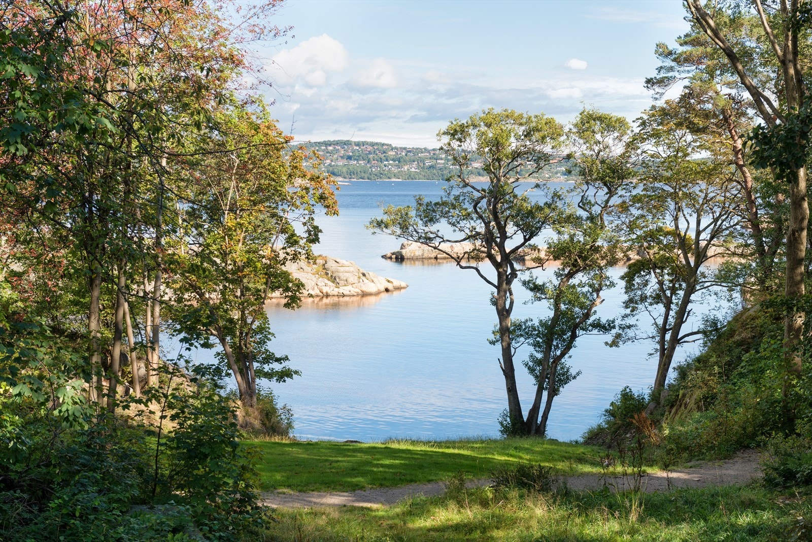 Odderøya ligger ved 3 søstre. Her er det rikelig med turstier, badeplasser og svaberg Galleribilde