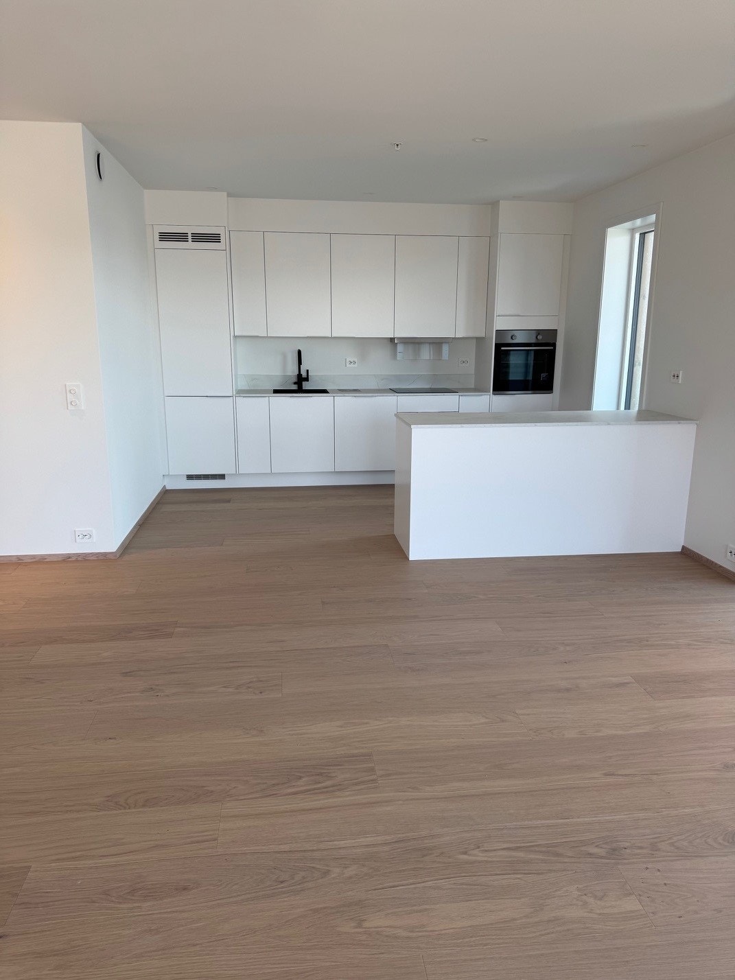 Kjøkken fra Strai med integrerte hvitevarer. Galleribilde