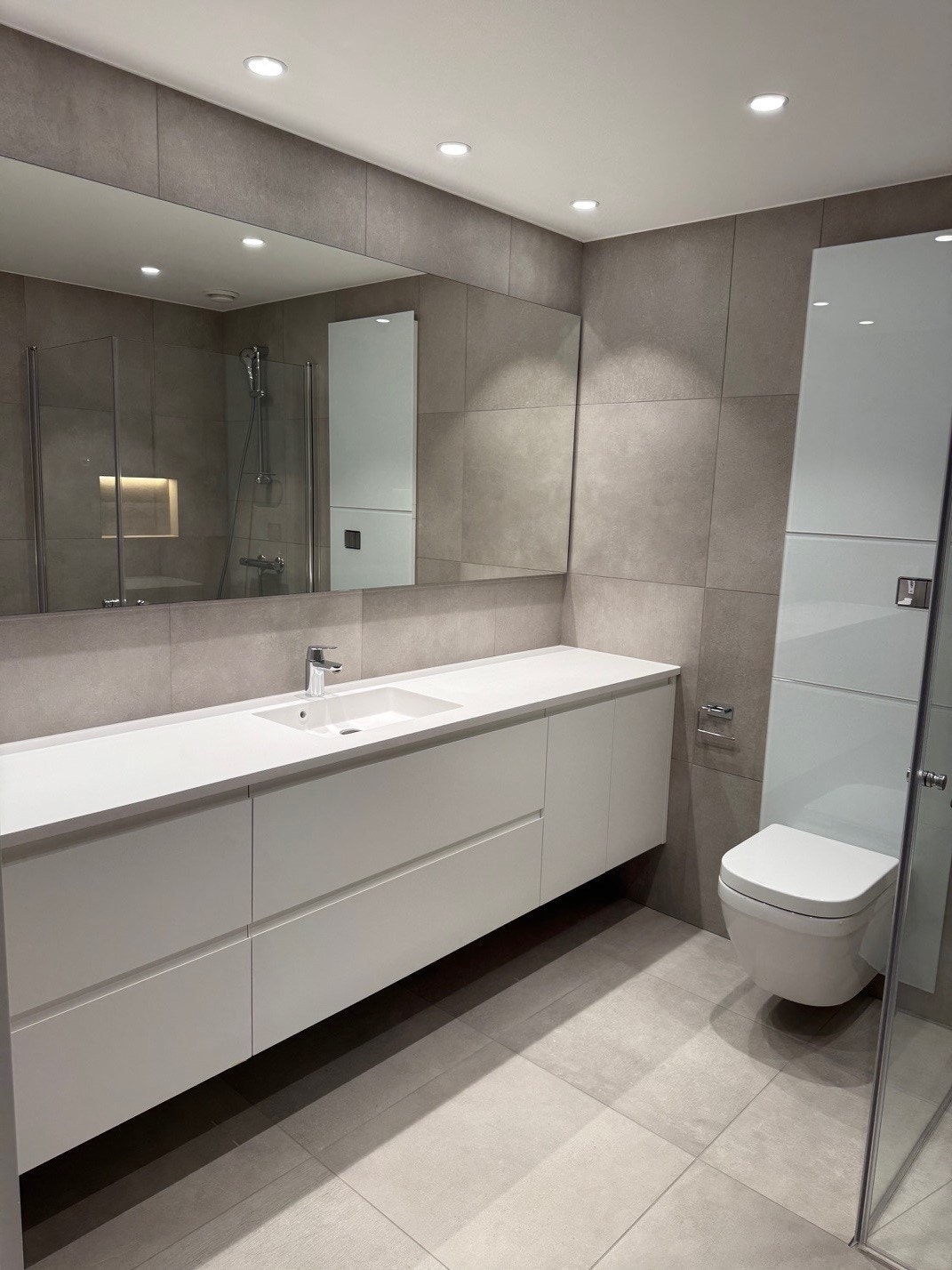 Flott bad som gir en spa opplevelse. Lyst og delikat. Galleribilde