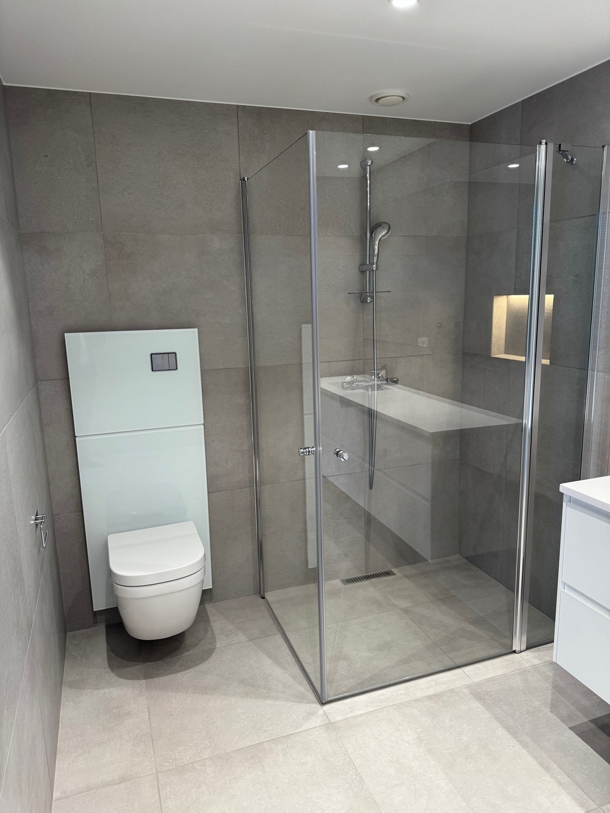 Flott oppgradert bad, vegg hengt toalett, såpe nisje i dusj. Galleribilde