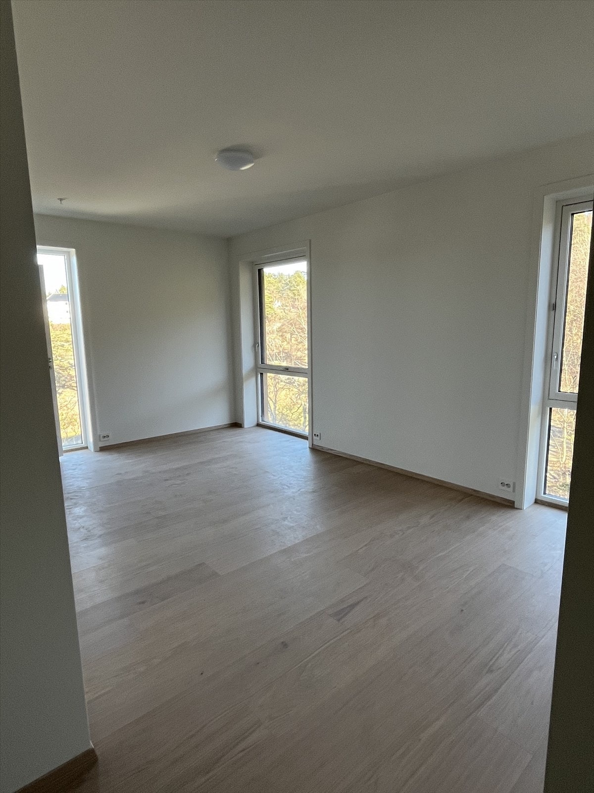 Romslig soverom med inngang til eget bad. Galleribilde