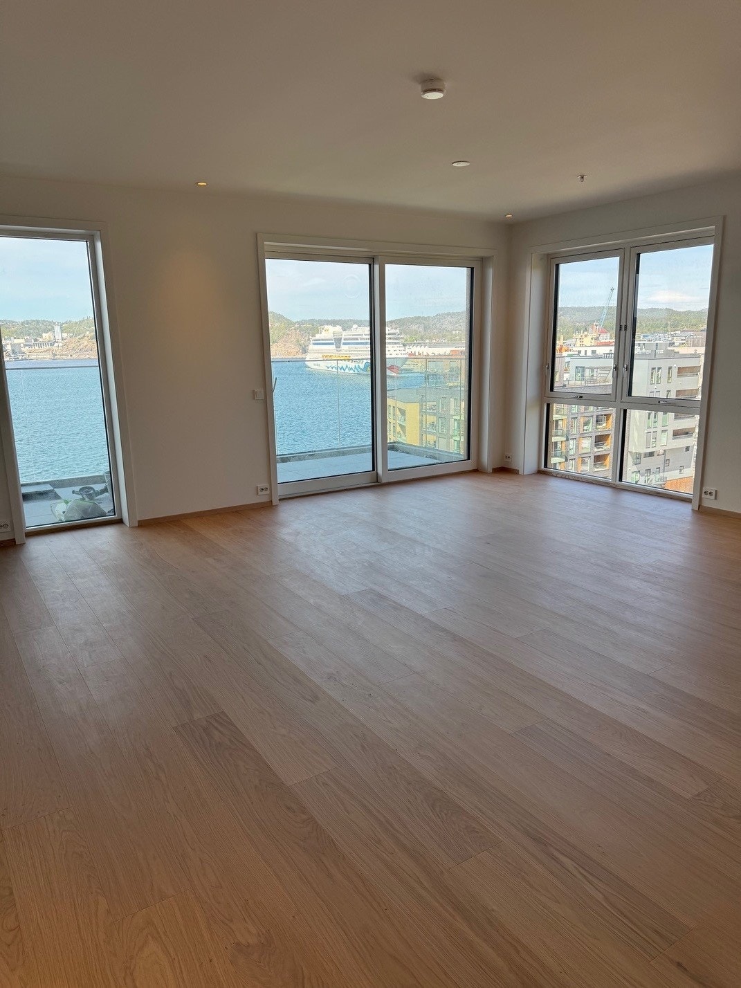 Stuen har store vindusflater som gir et naturlig lys innslipp Galleribilde