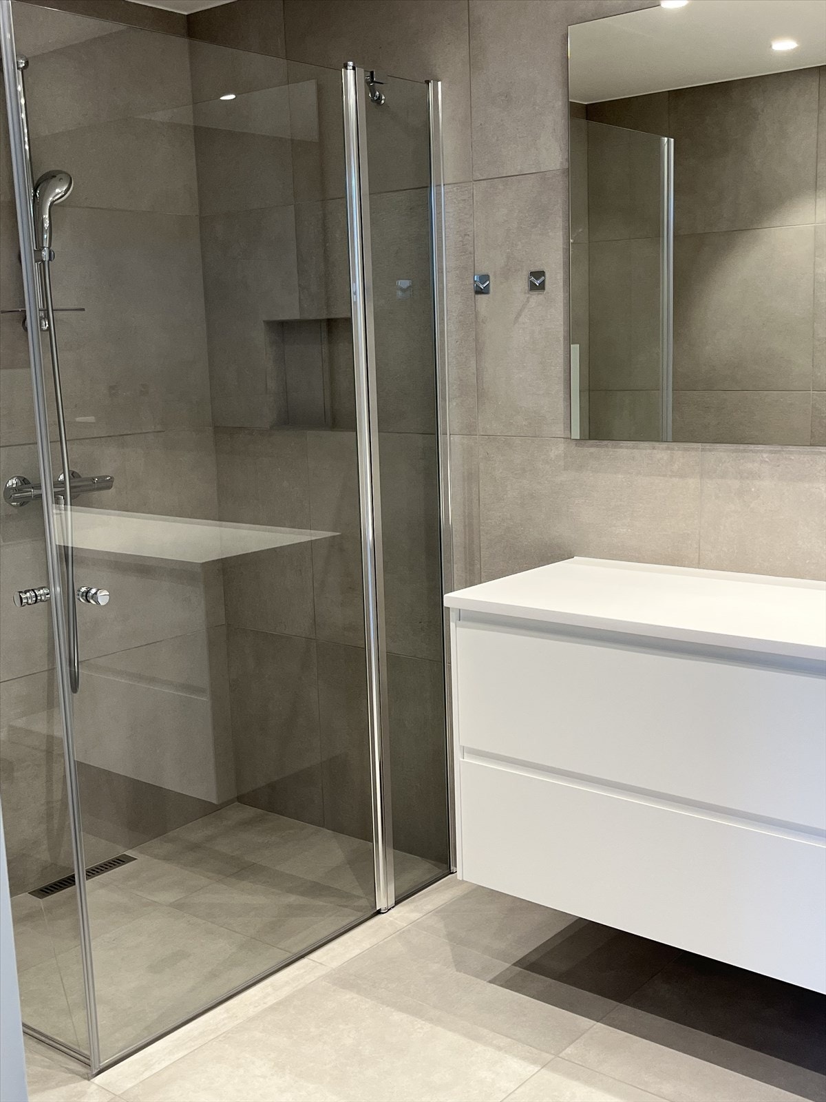 Oppgradert bad med delikate fliser Galleribilde