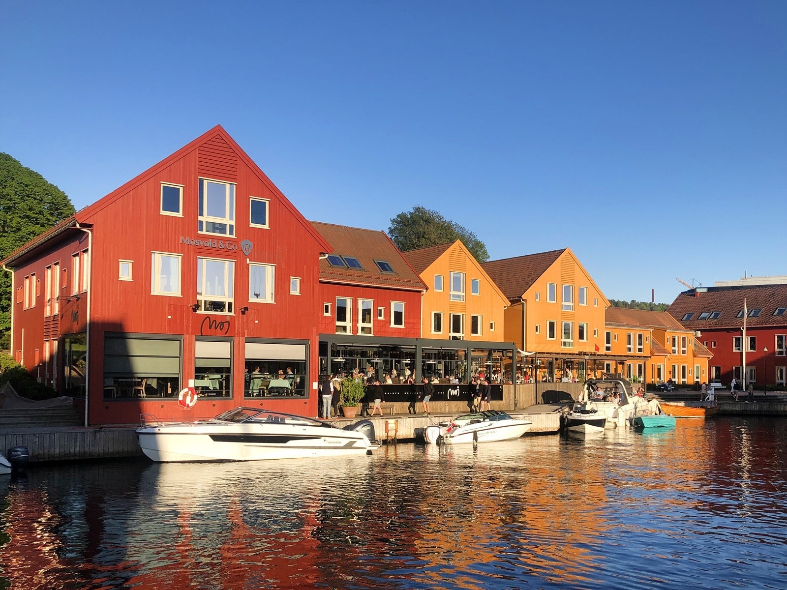 Fiskebrygga. På sommerstid er det et yrende liv her. Det er mange flotte spisesteder, noe for en hver smak. Galleribilde