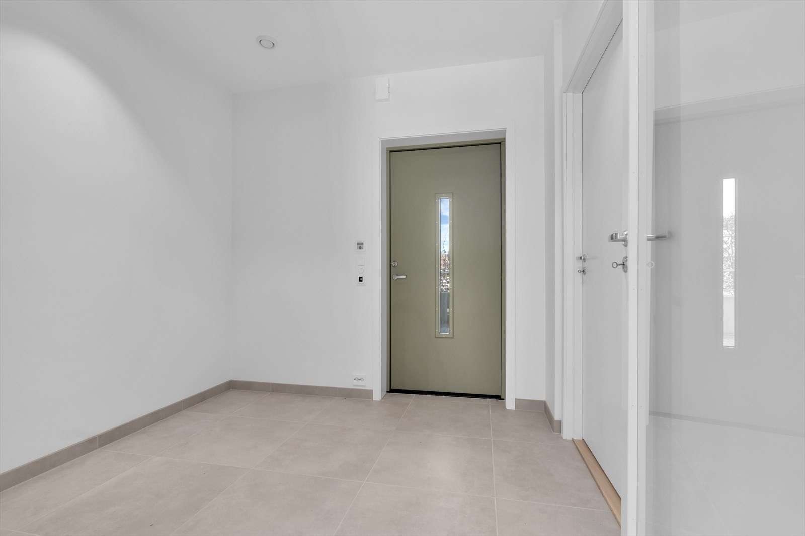 Velkommen hjem - duse fargetoner i fliser og inngangsdør Galleribilde