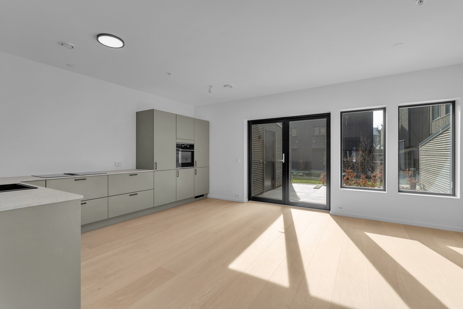 Stort og lekkert kjøkken med innredning fra Strai Kjøkken Galleribilde