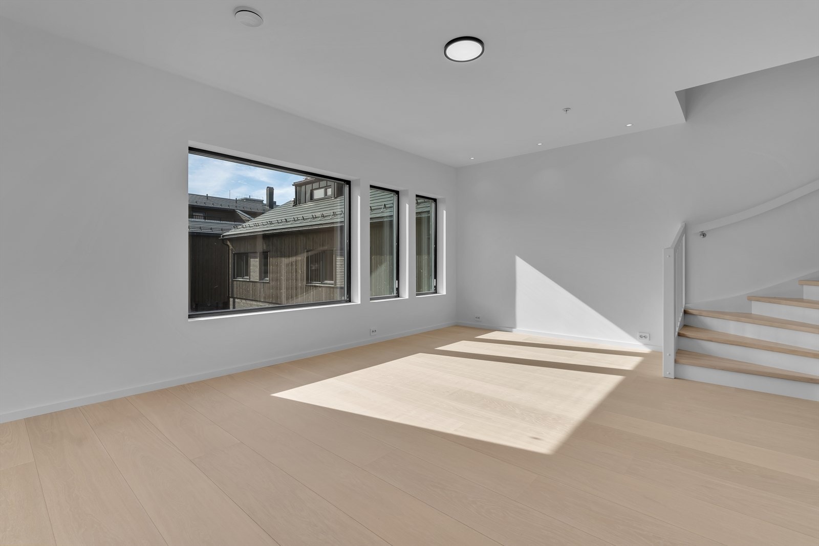 Stue med belysning og ekstra bred eikeparkett Galleribilde