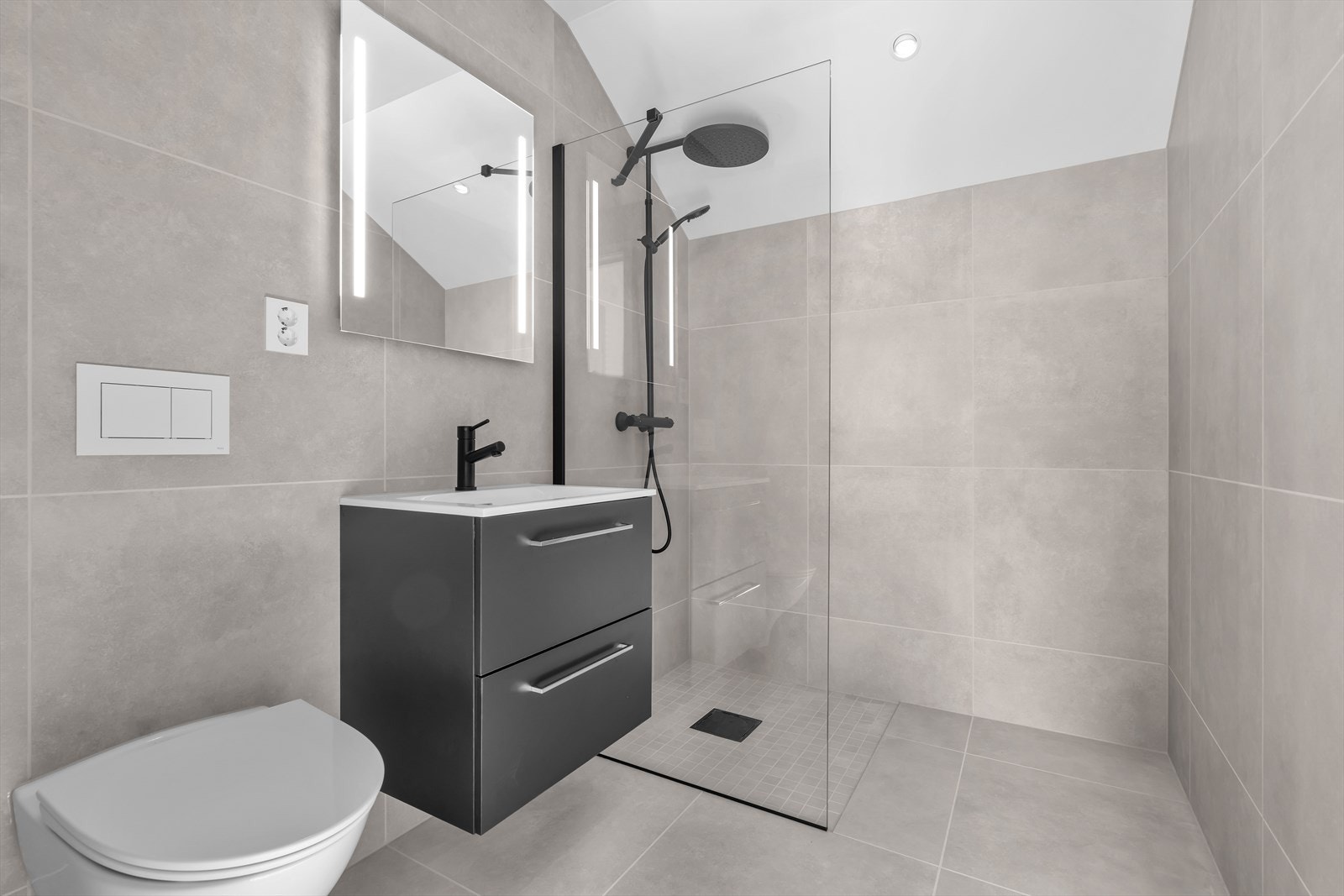 Lekkert baderom i toppetasjen Galleribilde