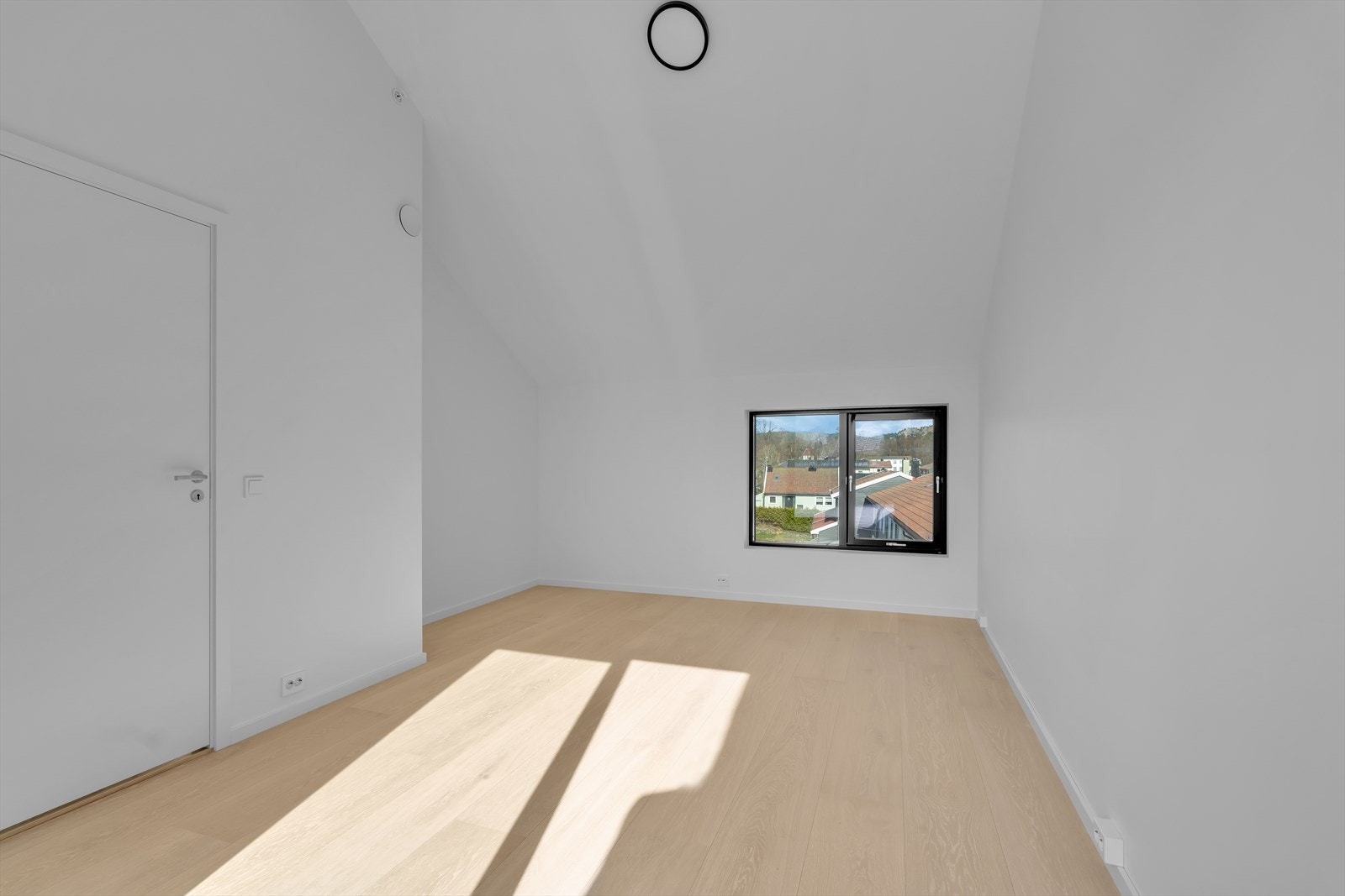 Gjennomgående soverom med veldig god takhøyde. Plass til garderobe til venstre Galleribilde