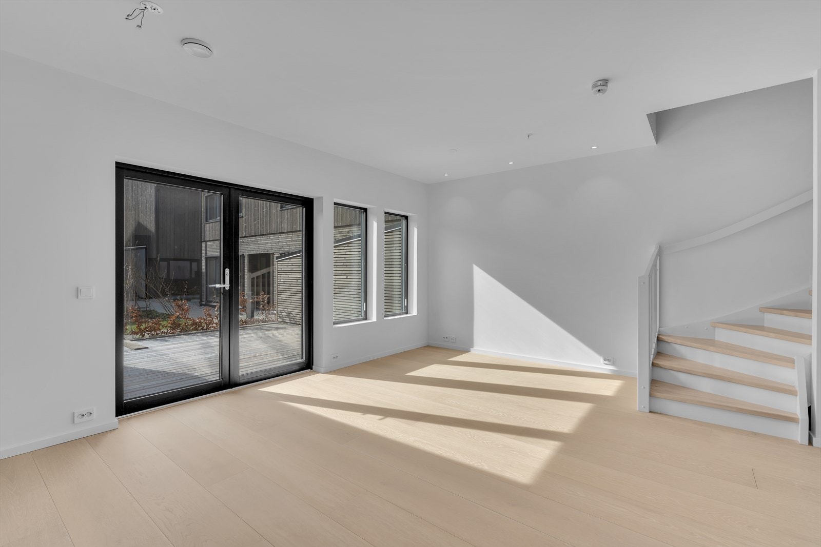 Trivelig utsikt til egen uteplass og meget flott opparbeidet fellesareal i Hagebyen Galleribilde