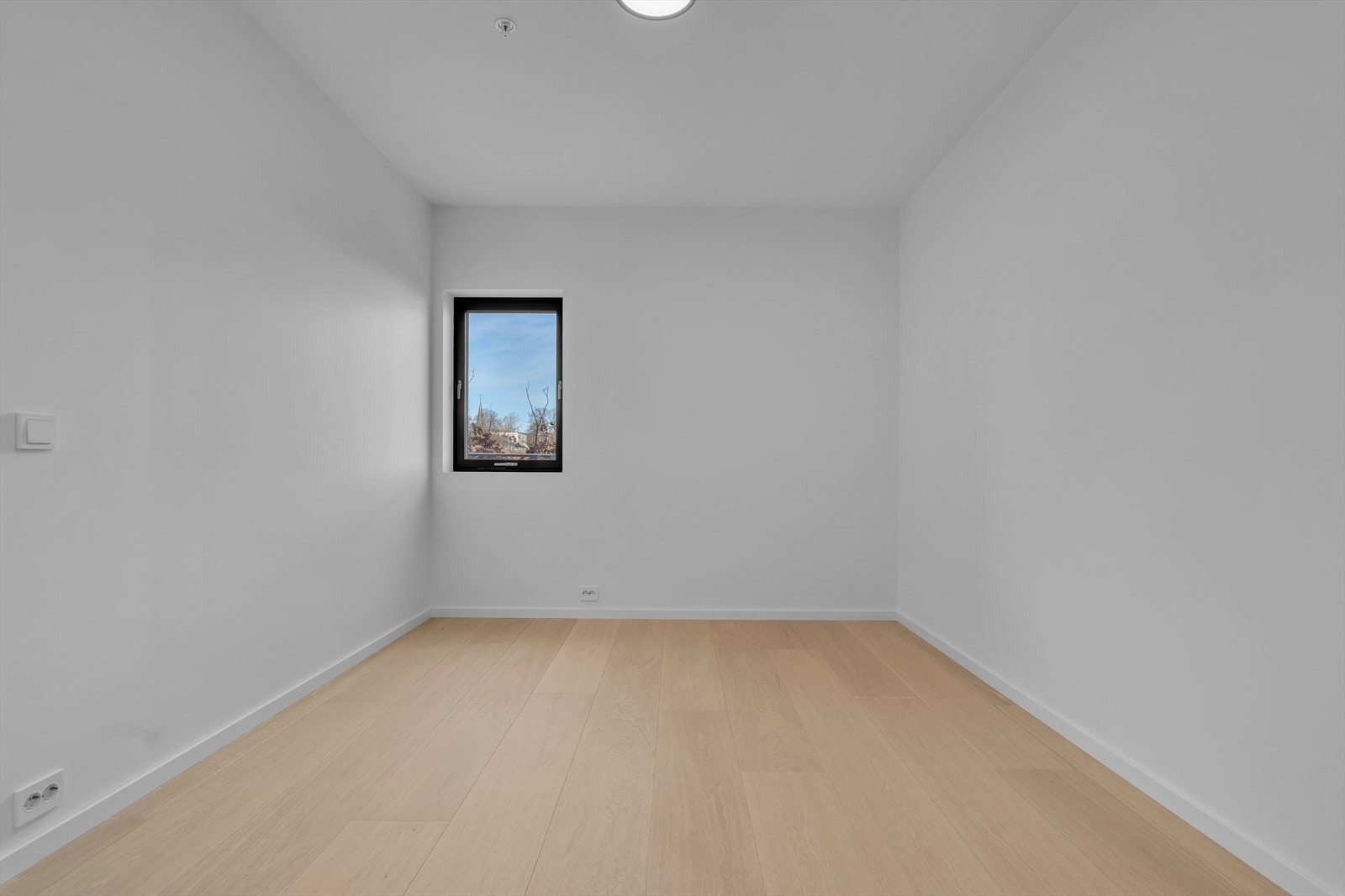 Soverom i 1. etasje som har direkte adkomst til bod/garderoberom Galleribilde