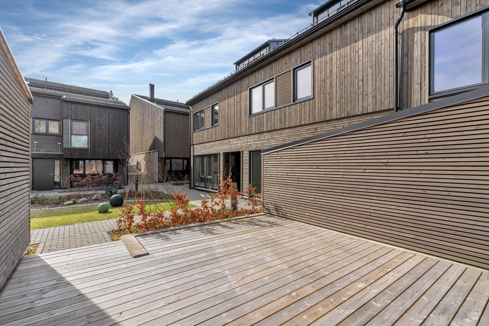 Hage/terrasse på ca 20 kvm. I tillegg er det egen utebod Galleribilde