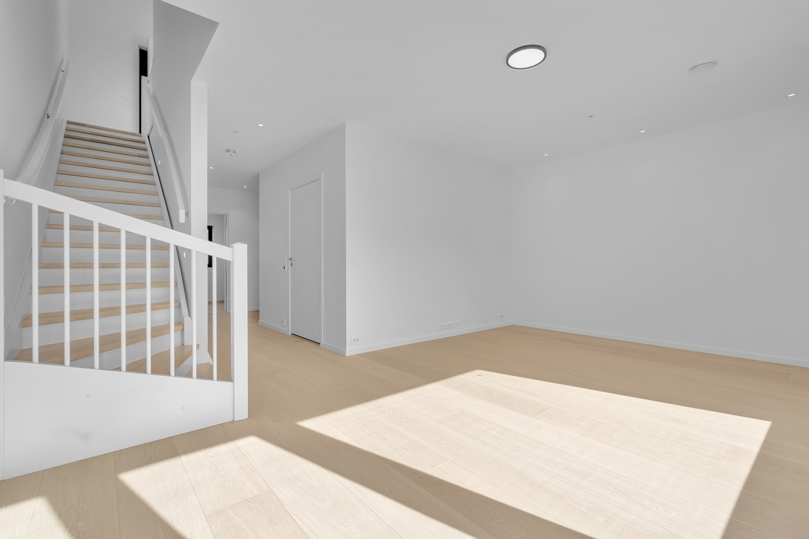 Flott trapp med eiketrinn og lukkede opptrinn Galleribilde