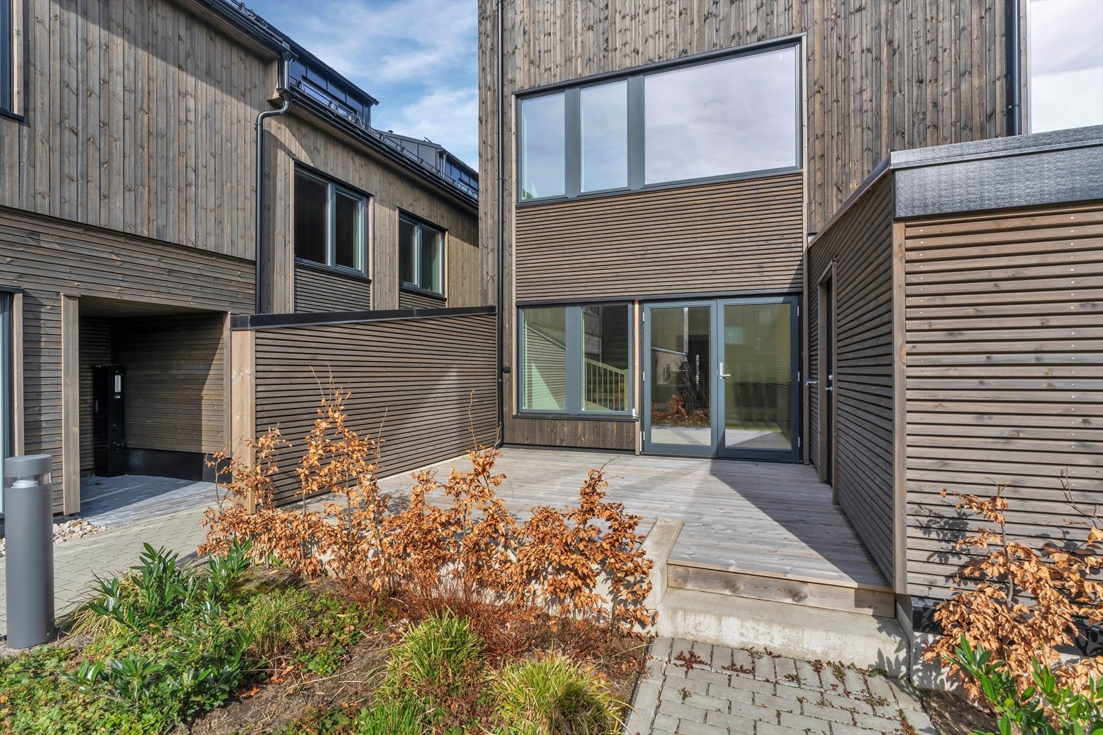 Koselig uteplass med direkte adkomst til fellesareal mellom rekkehusene Galleribilde