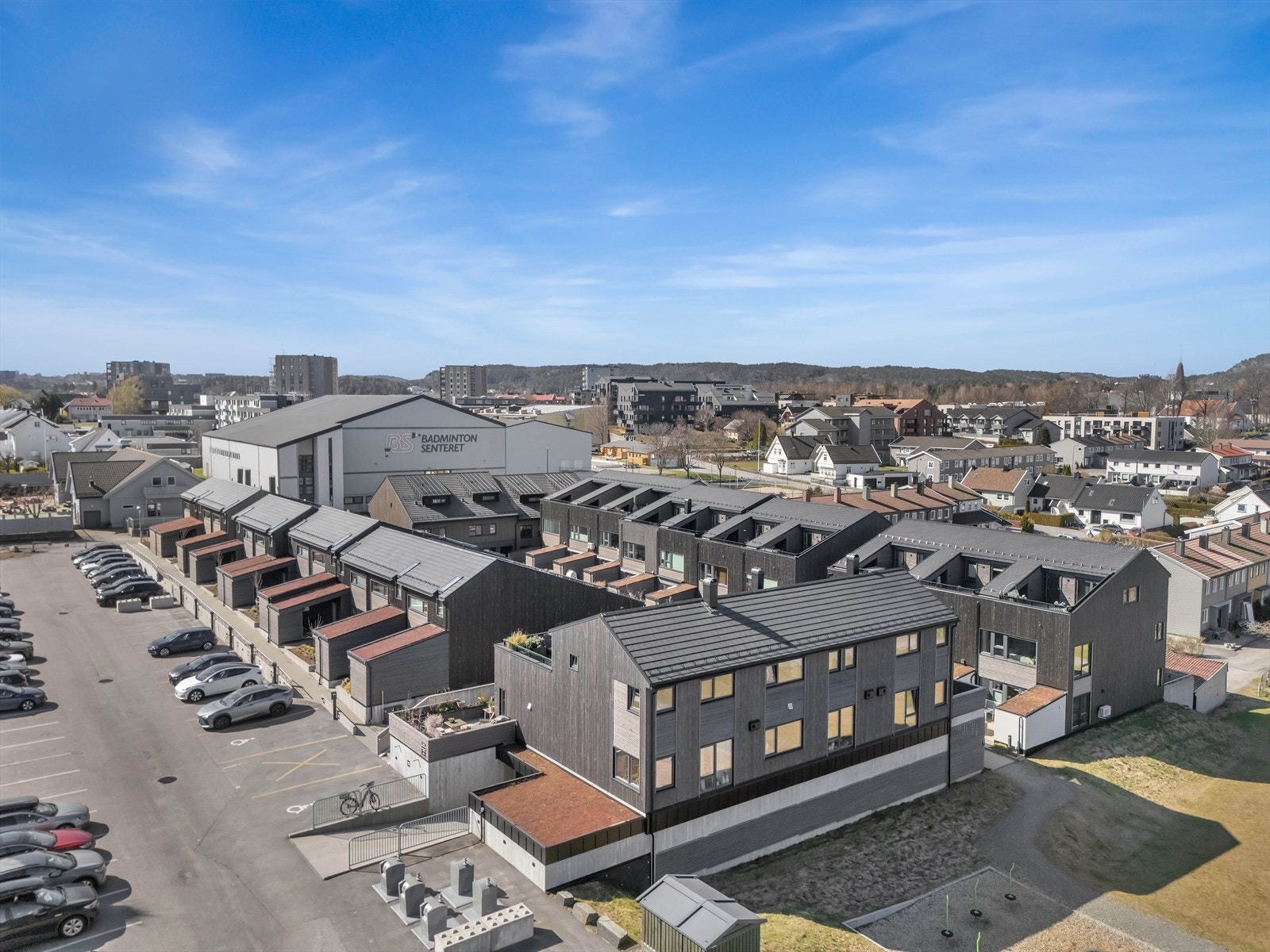 Egen parkeringsplass i gate medfølger Galleribilde