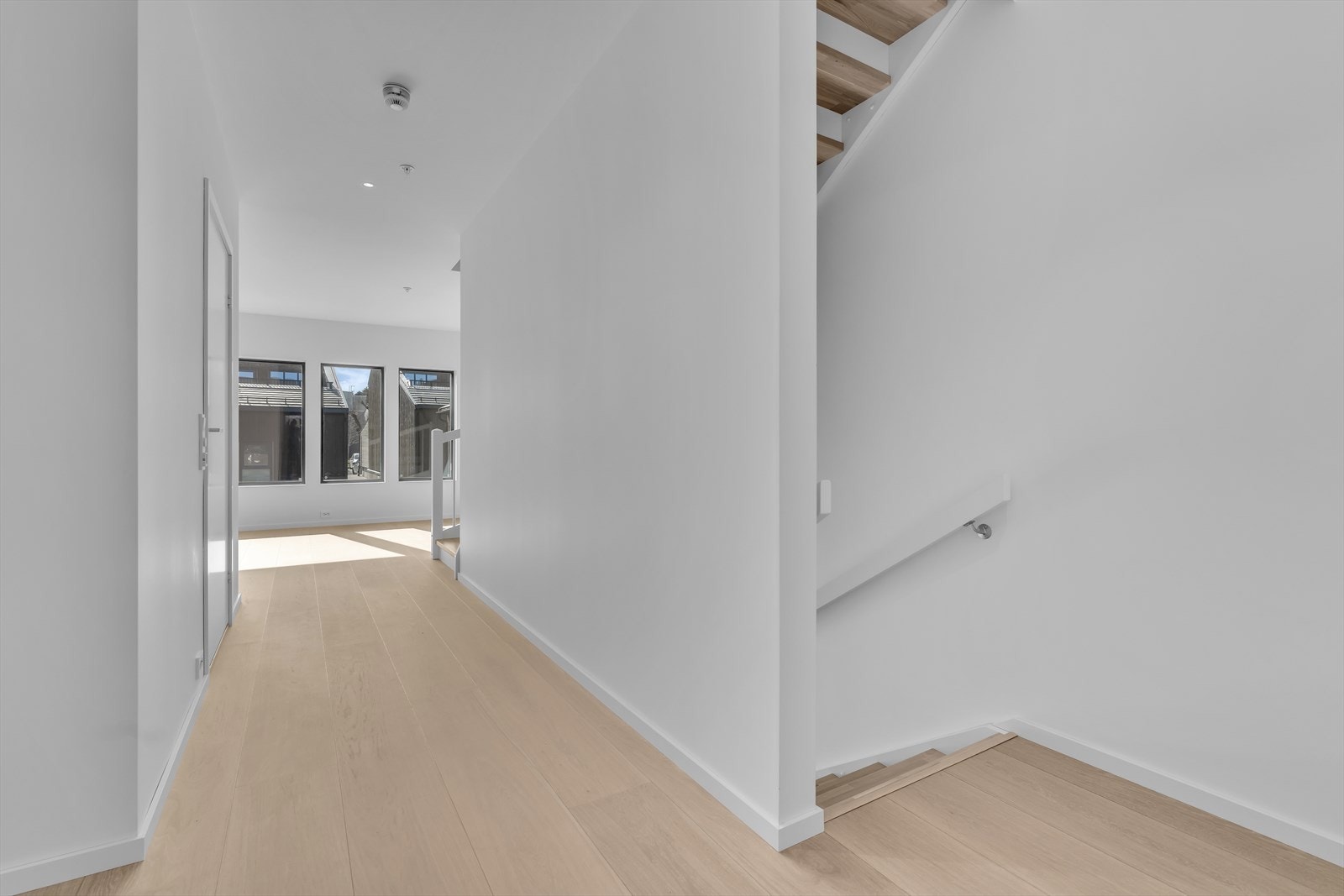 Boligens 2. etasje med gang, stue, bad/vaskerom og 2 soverom Galleribilde