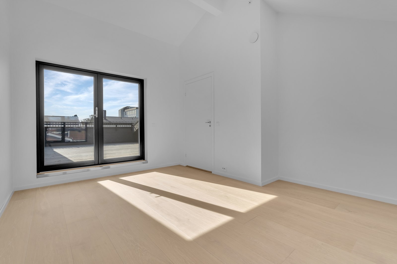 Soverom i toppetasjen med utgang til takterrasse Galleribilde