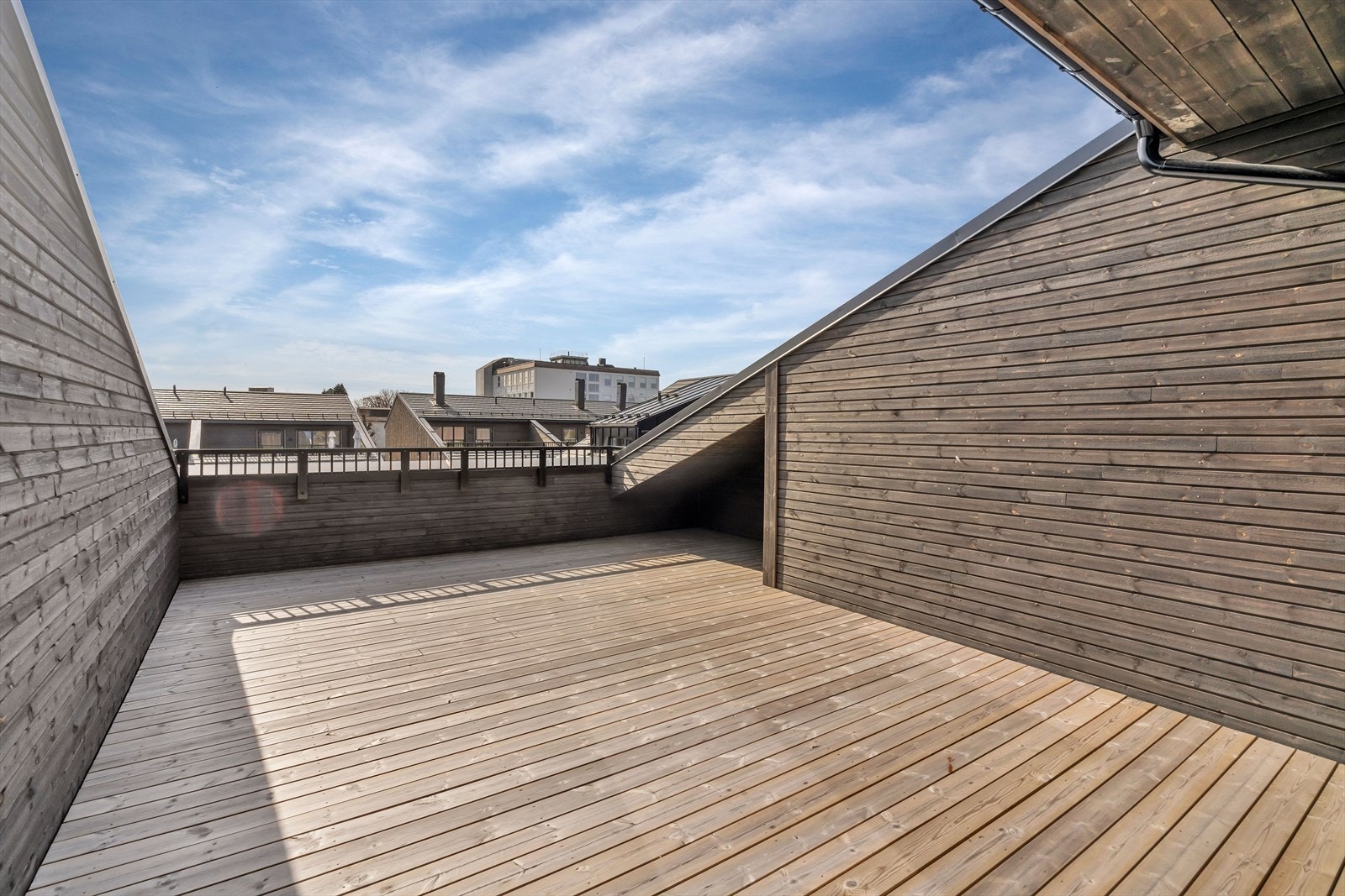 Deilig takterrasse som er lun og solrik samt med lite innsyn Galleribilde